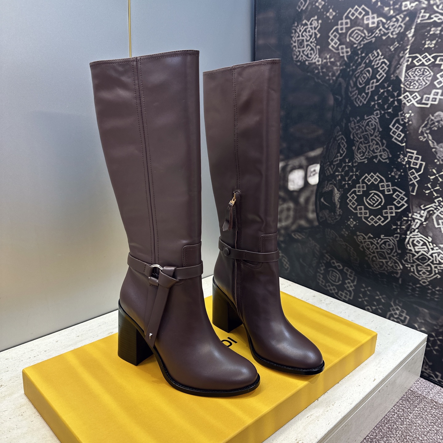芬迪 Fendi. 2026秋冬新款系列高筒及膝流苏粗跟马丁女长靴 F家字母logo五金皮带扣高跟圆头侧拉链机车骑士靴 芬迪 Fendi. 2026秋冬新款系列高筒及膝流苏粗跟马丁女长靴 F家字母logo五金皮带扣高跟圆头侧拉链机车骑士靴