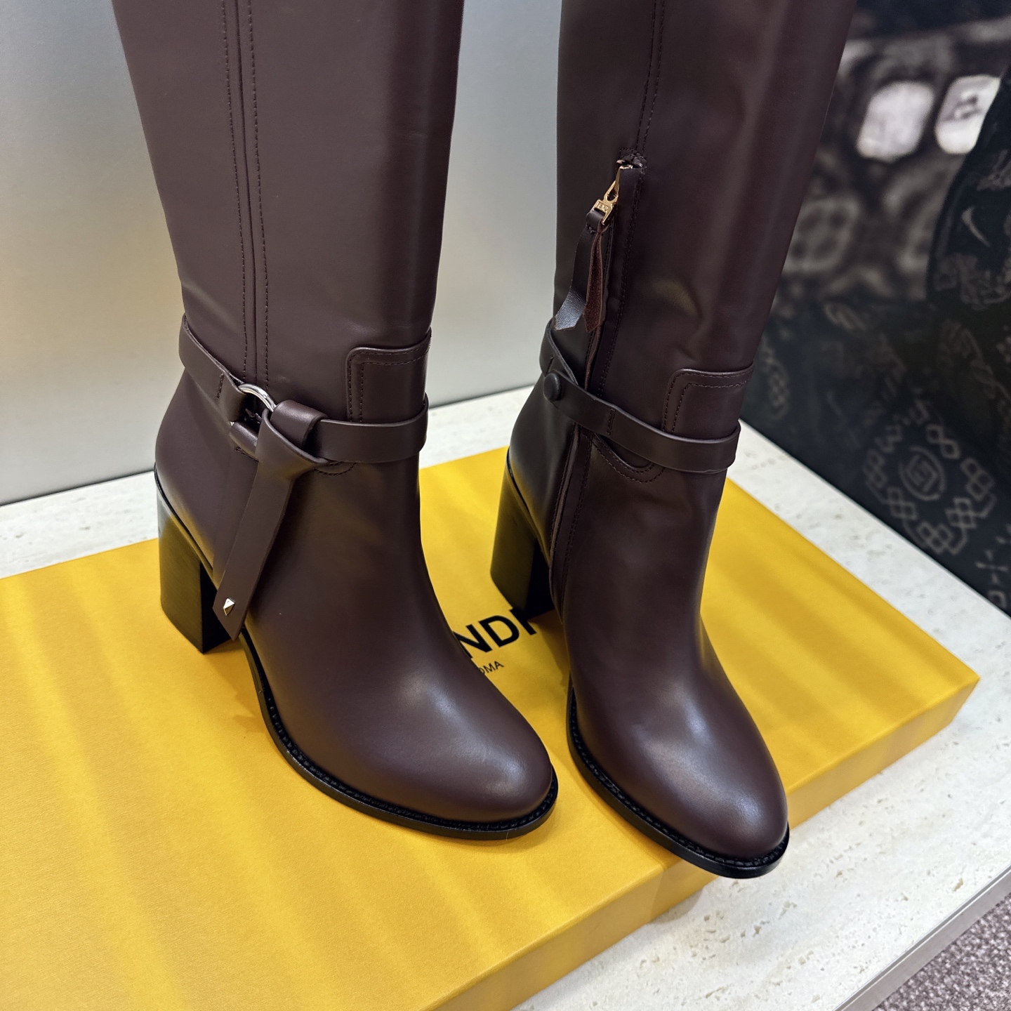 芬迪 Fendi. 2026秋冬新款系列高筒及膝流苏粗跟马丁女长靴 F家字母logo五金皮带扣高跟圆头侧拉链机车骑士靴 芬迪 Fendi. 2026秋冬新款系列高筒及膝流苏粗跟马丁女长靴 F家字母logo五金皮带扣高跟圆头侧拉链机车骑士靴