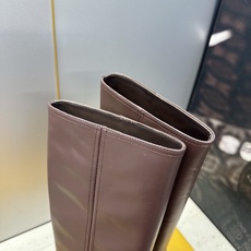 芬迪 Fendi. 2026秋冬新款系列高筒及膝流苏粗跟马丁女长靴 F家字母logo五金皮带扣高跟圆头侧拉链机车骑士靴 芬迪 Fendi. 2026秋冬新款系列高筒及膝流苏粗跟马丁女长靴 F家字母logo五金皮带扣高跟圆头侧拉链机车骑士靴