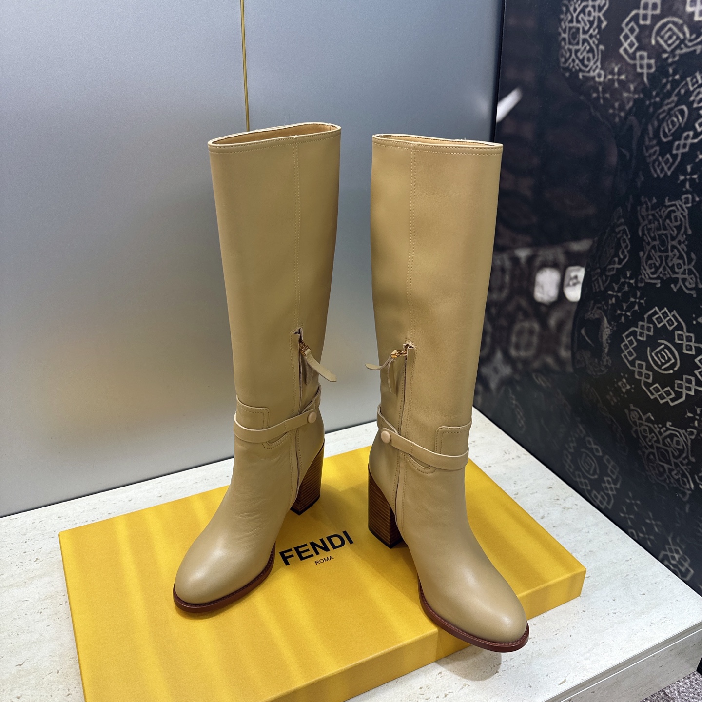 芬迪 Fendi. 2026秋冬新款系列高筒及膝流苏粗跟马丁女长靴 F家字母logo五金皮带扣高跟圆头侧拉链机车骑士靴 