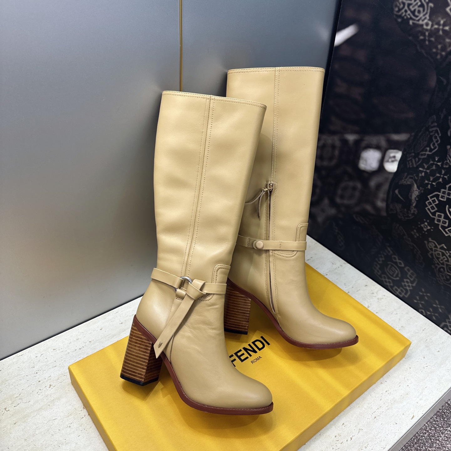 芬迪 Fendi. 2026秋冬新款系列高筒及膝流苏粗跟马丁女长靴 F家字母logo五金皮带扣高跟圆头侧拉链机车骑士靴 