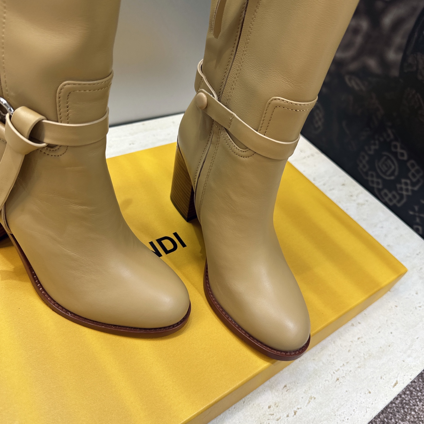 芬迪 Fendi. 2026秋冬新款系列高筒及膝流苏粗跟马丁女长靴 F家字母logo五金皮带扣高跟圆头侧拉链机车骑士靴 