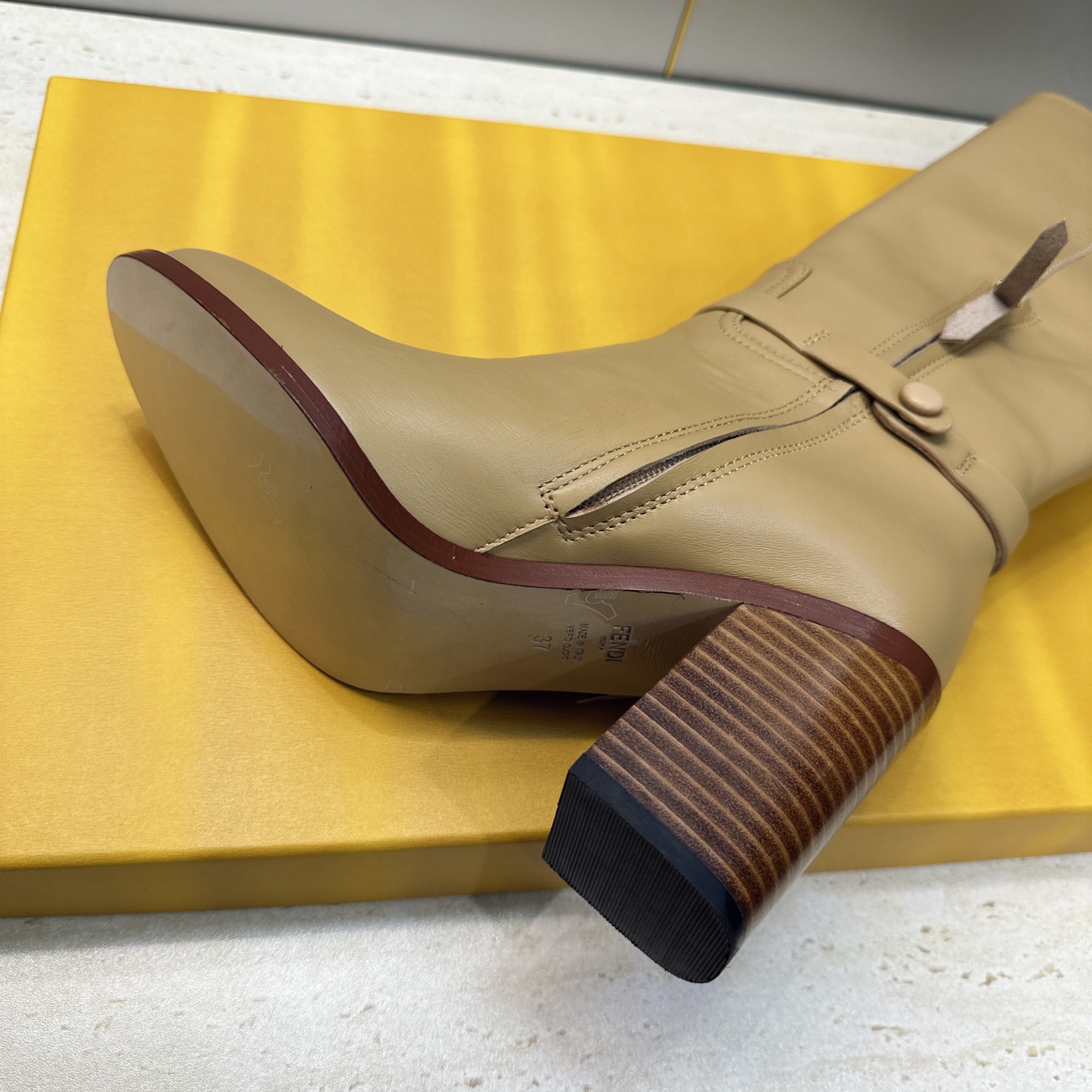芬迪 Fendi. 2026秋冬新款系列高筒及膝流苏粗跟马丁女长靴 F家字母logo五金皮带扣高跟圆头侧拉链机车骑士靴 