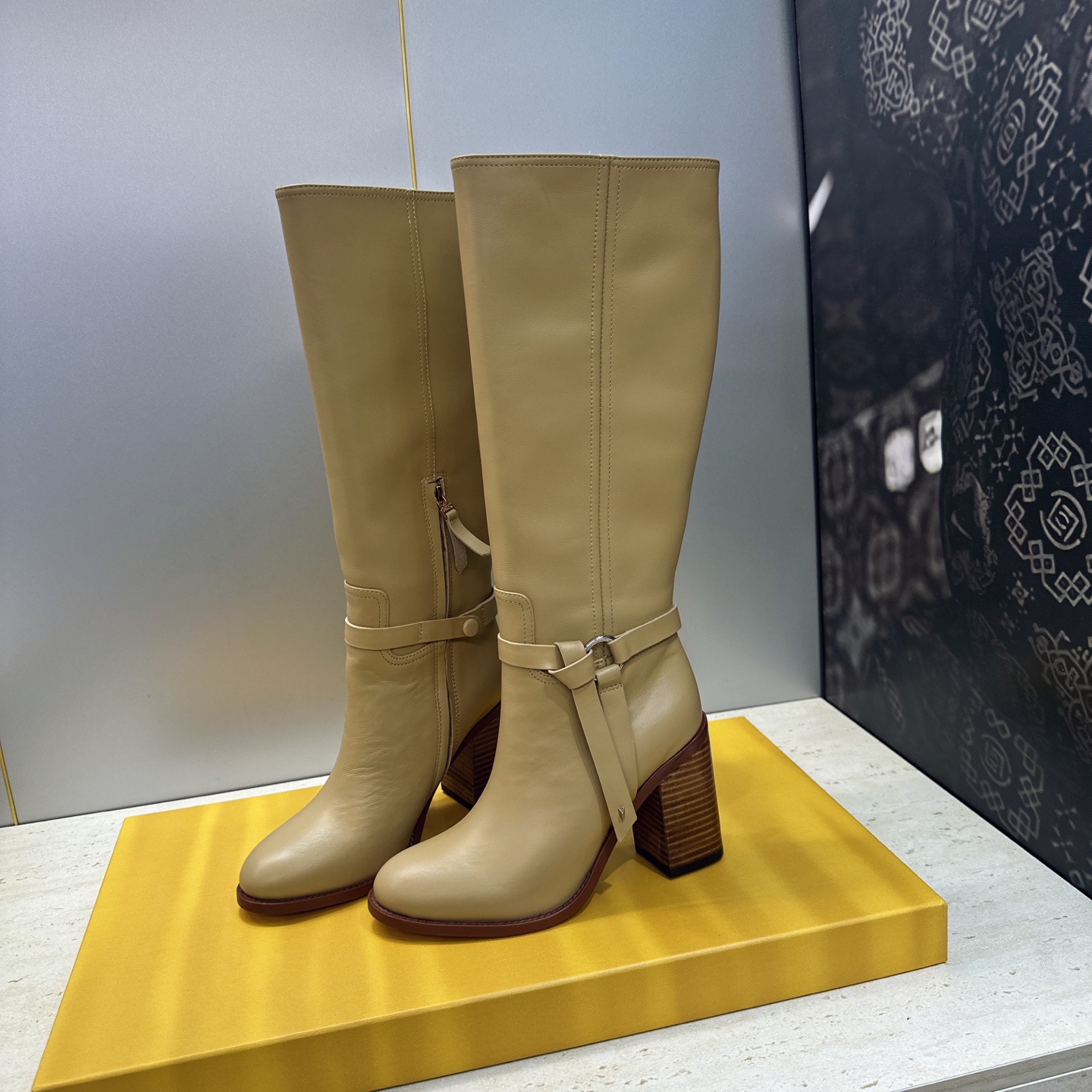 芬迪 Fendi. 2026秋冬新款系列高筒及膝流苏粗跟马丁女长靴 F家字母logo五金皮带扣高跟圆头侧拉链机车骑士靴 