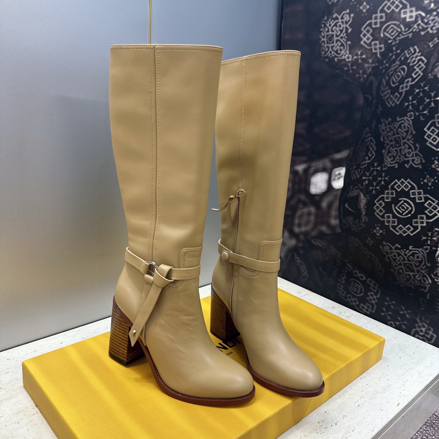 芬迪 Fendi. 2026秋冬新款系列高筒及膝流苏粗跟马丁女长靴 F家字母logo五金皮带扣高跟圆头侧拉链机车骑士靴 芬迪 Fendi. 2026秋冬新款系列高筒及膝流苏粗跟马丁女长靴 F家字母logo五金皮带扣高跟圆头侧拉链机车骑士靴