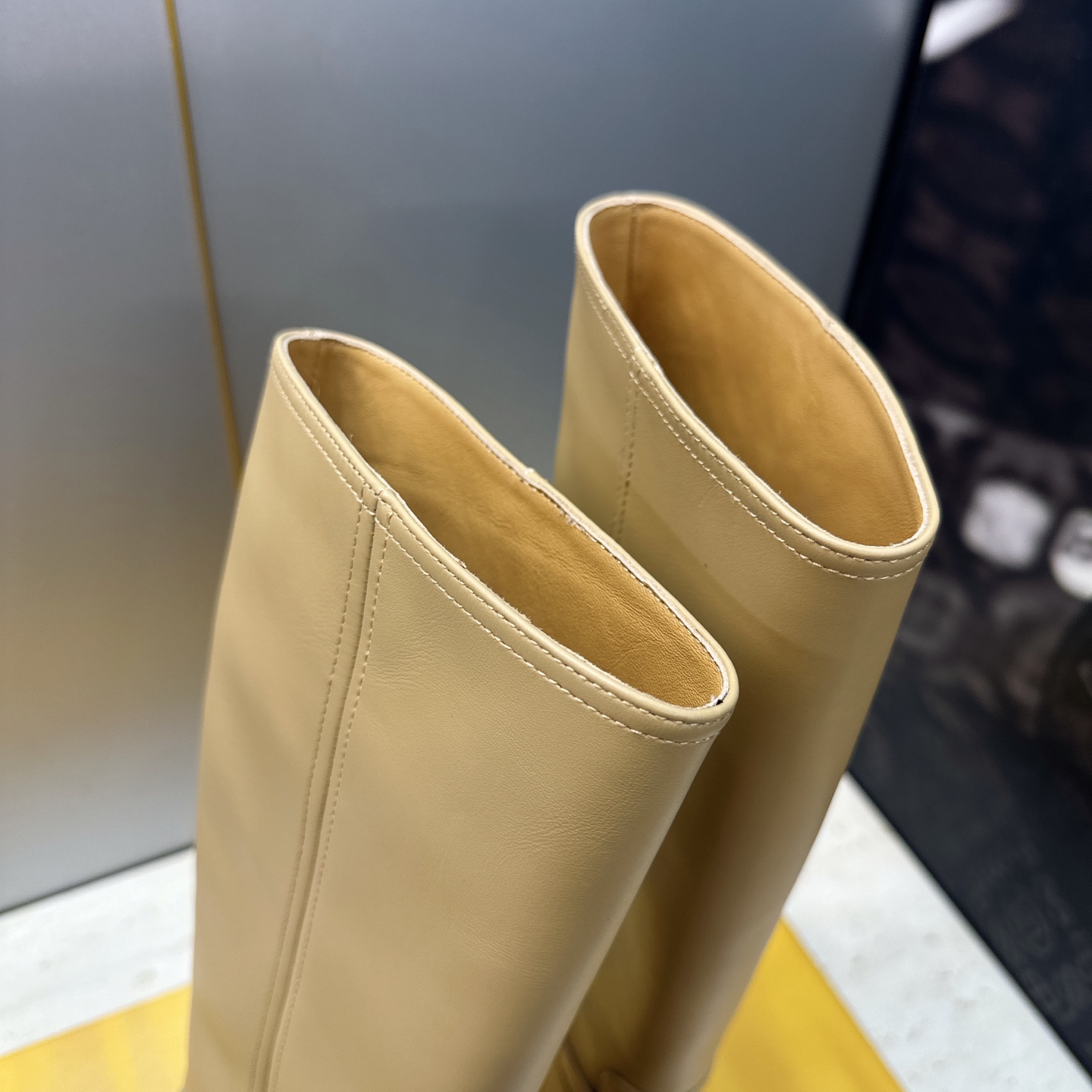 芬迪 Fendi. 2026秋冬新款系列高筒及膝流苏粗跟马丁女长靴 F家字母logo五金皮带扣高跟圆头侧拉链机车骑士靴 