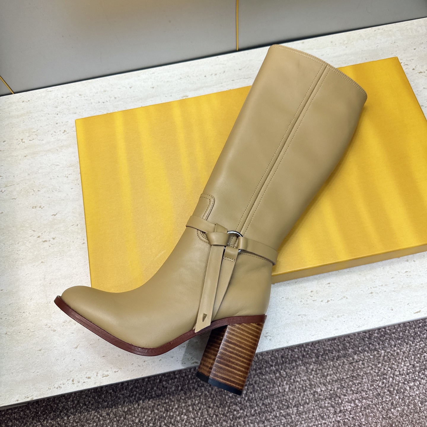 芬迪 Fendi. 2026秋冬新款系列高筒及膝流苏粗跟马丁女长靴 F家字母logo五金皮带扣高跟圆头侧拉链机车骑士靴 