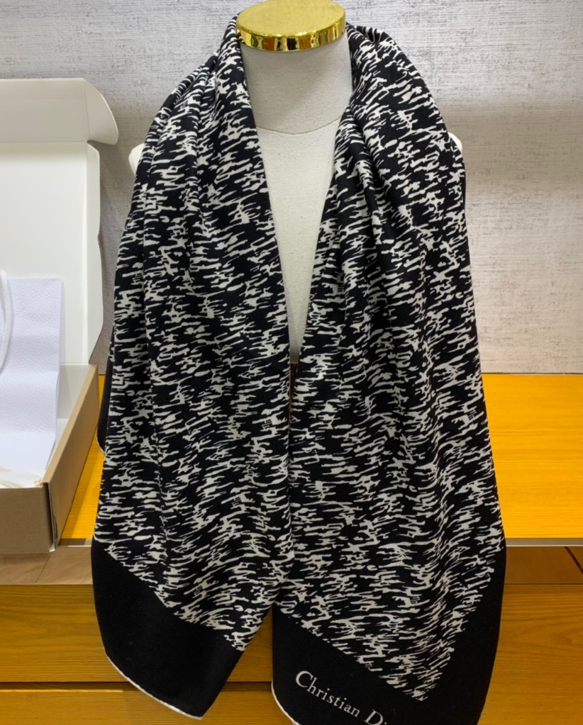 迪奥丝绒方巾披肩 千鸟格 140*140cm 70%羊绒30%真丝 厚度适中 风格百搭
