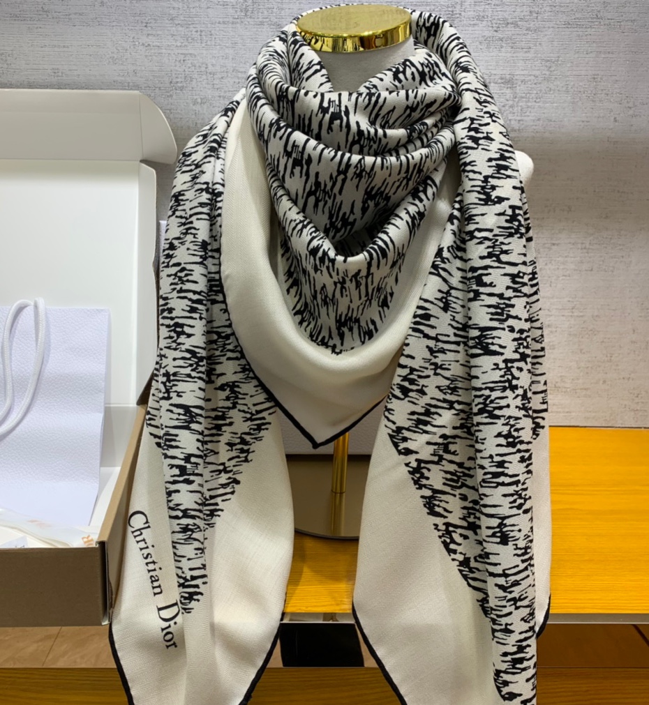 迪奥丝绒方巾披肩 千鸟格 140*140cm 70%羊绒30%真丝 厚度适中 风格百搭