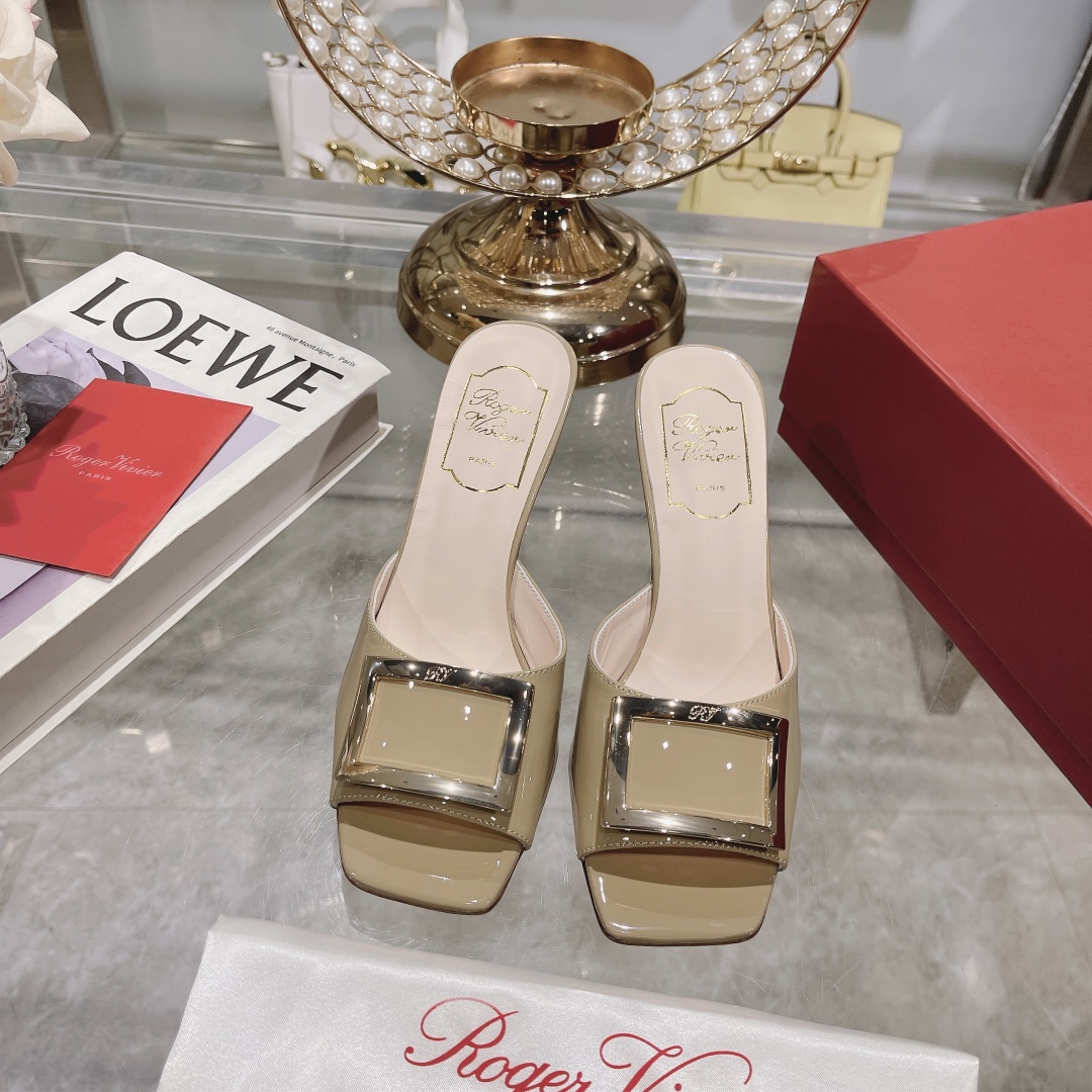 批eddbj。????——roger vivier rv露趾金属方扣高跟拖鞋 凉拖 新款RV初夏新色方扣高跟鞋  Trompette金属扣喇叭跟融入qdew年代时尚元素，以微喇的曲线演绎经典风格。线条柔美，淑女百搭。新一季的颜色都好美淡淡的颜色平时很好搭衣服   浅灰的高跟适合通勤搭配小西装裙  尖头的设计超级修饰腿型  颜色第一眼就看上了 穿上立马变超级乖巧  出游搭配小裙子牛仔裤都可以  关键走一天都不会累  跟的高度没有很高 还算舒适这双感觉一年四季都可以穿！\n〽️鞋底：原版真皮大底\n