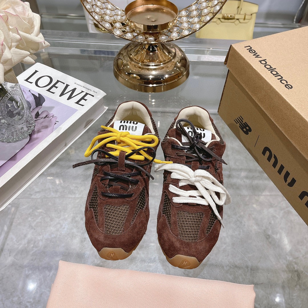 eedjl MiuMiu x New Balance NBwedyse 情侣款 休闲 运动鞋 阿甘鞋 德训鞋▪️面料:   原版定制进口头层牛皮▪️内里：原版进口牛皮里▪️鞋底：原版开模防滑TPU材质▪️底厚：2.5CM ▪️Size:   女款35-41