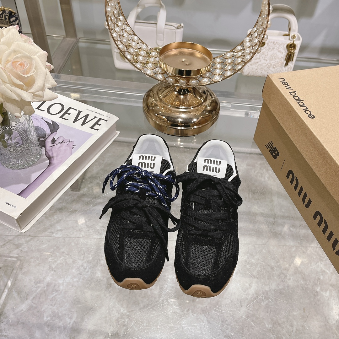 eedjl MiuMiu x New Balance NBwedyse 情侣款 休闲 运动鞋 阿甘鞋 德训鞋▪️面料:   原版定制进口头层牛皮▪️内里：原版进口牛皮里▪️鞋底：原版开模防滑TPU材质▪️底厚：2.5CM ▪️Size:   女款35-41