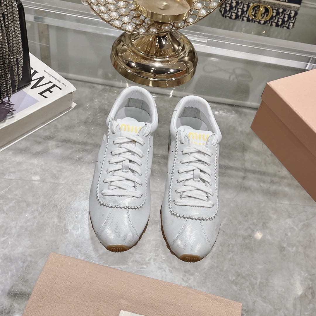 MiuMiu Scarpe da Skate Bianco Pelle bovina Gomma di pecora Collezione Autunno/Inverno Vintage