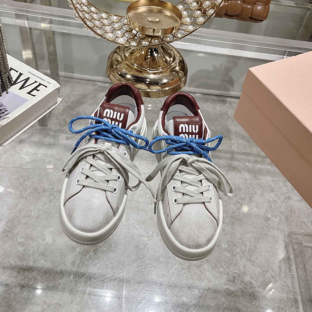 NO:235464,Miu Miu's new casual sports white shoes and semi-trailers are really beautiful!  Brand new shoelaces, fresh and sweet^_^ Sports white shoes, simple but not simple. Classic white, super versatile, can easily create a sense of fashion whether paired with jeans or skirts. The details of the shoe body are very exquisite, demonstrating the quality and style of Miu Miu. Semi-trolling is the representative of lazy style, and it instantly gives a casual and fashionable feeling when worn. Suitable for those sisters who want to enjoy comfort and fashion in the season. The fabric is soft and comfortable, and will not make your feet feel uncomfortable. Moreover, the soles of these two shoes have a good anti-slip and wear-resistant design, so you can walk steadily and safely. Customized cowhide uppers, custom sheepskin, outsole, original open-molded sole, size 35-40, casual shoes/sports shoes, miumiu, sneakers, skirts, jeans, cowhide, sheepskin19860909Miu Miu 新款的休闲运动小白鞋和半拖,真的美炸啦！全新鞋带,清新甜美^_^ 运动小白鞋,简约而不简单.经典的白色,超级百搭,无论是搭配牛仔裤还是裙子人,都能轻松打造出时尚感.鞋身的细节处理非常精致,彰显了Miu Miu的品质与风格. 半拖则是慵懒风的代表,穿上它瞬间有一种随性又时髦的感觉.适合那些想要在季节也能享受舒适与时尚并存的姐妹. 面料柔软舒适,不会让你的脚感到任何不适.而且,这两款鞋的鞋底都有很好的防滑和耐磨设计,走路稳当又放心 鞋面定制牛皮 内里定制羊皮 大底原版开模大底 码数35-40,休闲鞋/运动鞋,miumiu,sneakers,skirts,jeans,cowhide,sheepskin,Women's Shoes
