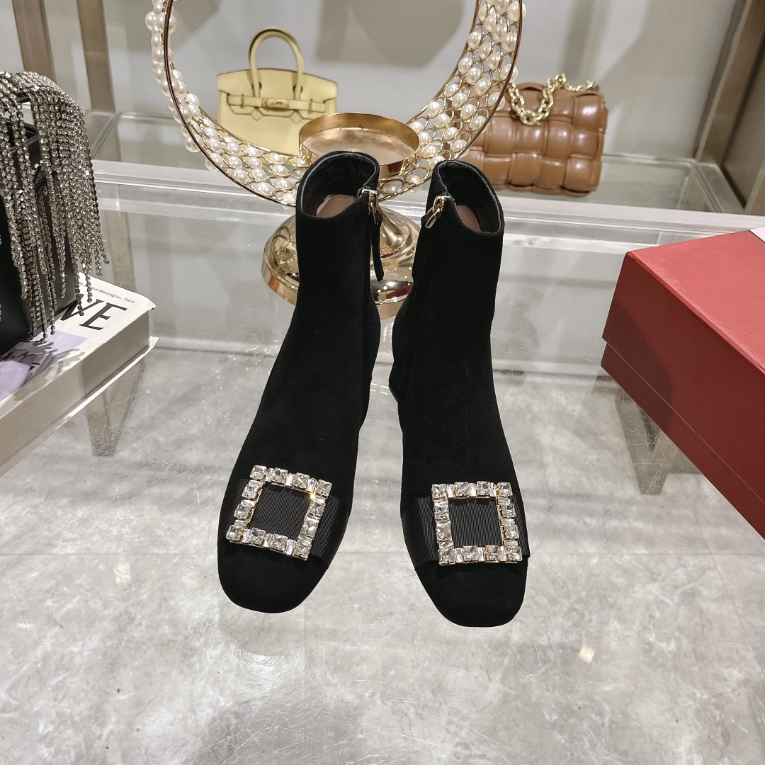 NO:492375,2025 new Viv Rangers diamond buckle/trim buckle patent leather high heel thick heel British style short boots. The new RV boots are so amazing. The brand's iconic buckle embellishment is full of brand diamond buckle. The thick high heel design is smooth and straight. It adds a Vivia style on the basis of cool and handsome personality. Thick sole boots that are full of charm at every angle can also add a sense of fashion to the shape. Every angle is full of charming, presenting a graceful figure and showing a thin foot. It is heart-wrenching when worn (the first pair of boots in autumn) Sole original Italian leather sole Material: original custom beef patent leather/cashmere imported soft sheepskin in the inner 11 custom square/diamond buckle Size 34-40 (34/40 customized)  Heel height 4.5cm 8.5cm, boots, boots, sheepskin, Leather soles198609092025新款Viv Rangers钻扣/饰扣漆皮高跟粗跟英伦风短靴 RV新出的靴子太惊艳了,Viv靴点缀品牌标志性饰扣尽显当代时尚理念,本款皮靴以漆皮手工制成点缀品牌钻扣,粗高跟设计平稳又尽显挺拔身姿.在酷帅个性的基础上增添维维亚风情.每个角度都魅力满满的厚底靴 显瘦增高之外还可以为造型增添时髦感 每个角度都魅力满满 呈现曼妙身姿 超显脚细 穿上去就心动了（秋天的第一双靴子) 鞋底原版意大利真皮大底 材质:原版定制牛漆皮/羊绒 内里进口柔软羊皮 五金原版11定制方/钻扣 码数34-40（34/40定制） 跟高4.5cm 8.5cm,靴子,boots,sheepskin,Leather soles,Women's Shoes