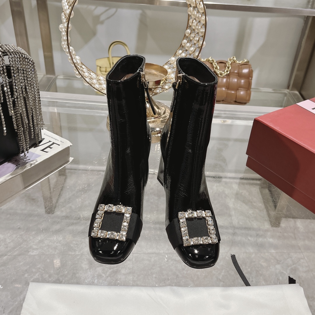 NO:492382,2025 new Viv Rangers diamond buckle/trim buckle patent leather high heel thick heel British style short boots. The new RV boots are so amazing. The brand's iconic buckle embellishment is full of brand diamond buckle. The thick high heel design is smooth and straight. It adds a Vivia style on the basis of cool and handsome personality. Thick sole boots that are full of charm at every angle can also add a sense of fashion to the shape. Every angle is full of charming, presenting a graceful figure and showing a thin foot. It is heart-wrenching when worn (the first pair of boots in autumn) Sole original Italian leather sole Material: original custom beef patent leather/cashmere imported soft sheepskin in the inner 11 custom diamond buckles. Size 34-40 (34/40 customized) Heel height 4.5cm  8.5cm, boots, boots, sheepskin, Leather soles198609092025新款Viv Rangers钻扣/饰扣漆皮高跟粗跟英伦风短靴 RV新出的靴子太惊艳了,Viv靴点缀品牌标志性饰扣尽显当代时尚理念,本款皮靴以漆皮手工制成点缀品牌钻扣,粗高跟设计平稳又尽显挺拔身姿.在酷帅个性的基础上增添维维亚风情.每个角度都魅力满满的厚底靴 显瘦增高之外还可以为造型增添时髦感 每个角度都魅力满满 呈现曼妙身姿 超显脚细 穿上去就心动了（秋天的第一双靴子) 鞋底原版意大利真皮大底 材质:原版定制牛漆皮/羊绒 内里进口柔软羊皮 五金原版11定制钻扣 码数34-40（34/40定制） 跟高4.5cm 8.5cm,靴子,boots,sheepskin,Leather soles,Women's Shoes
