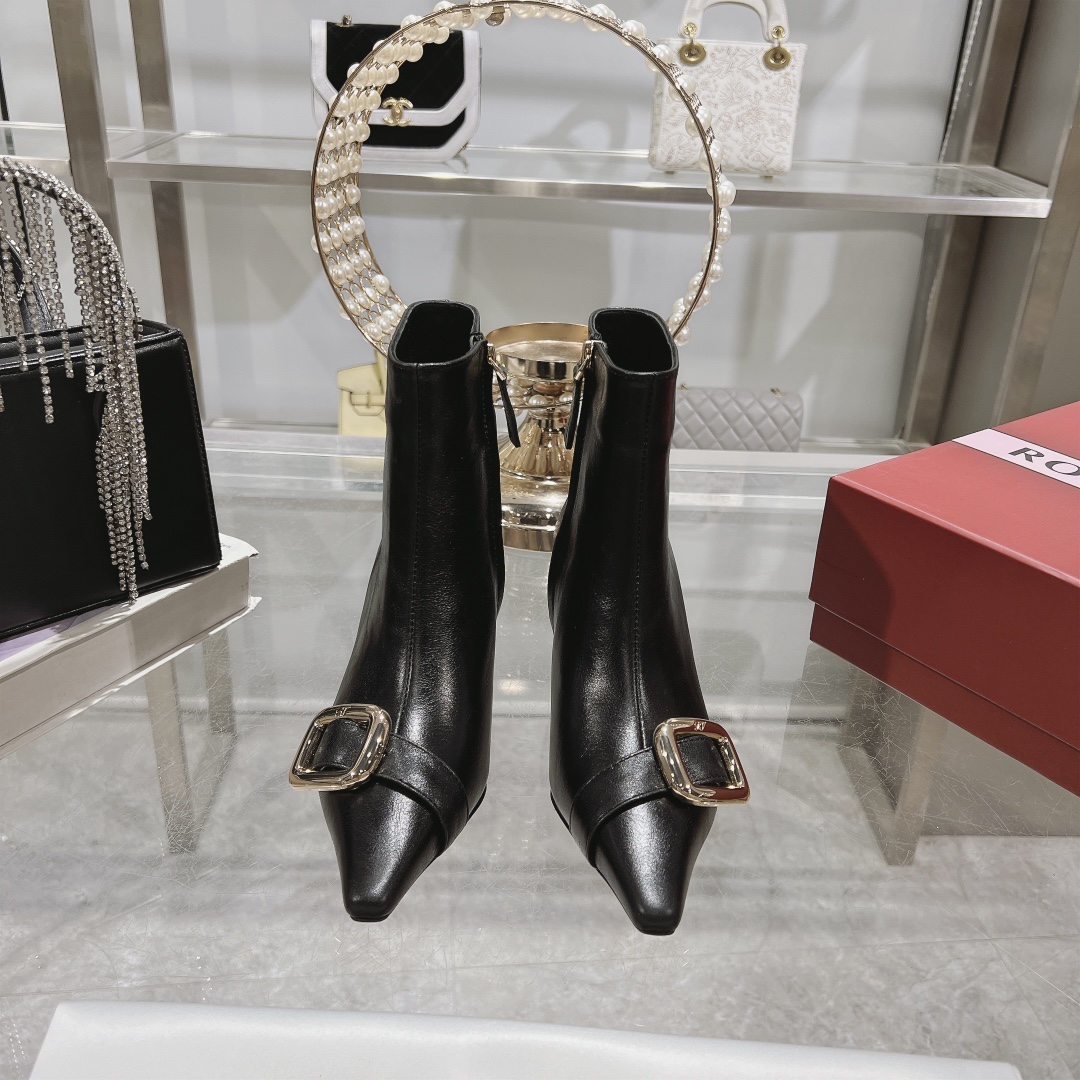 NO:492313,Appearance * 25 new RV women's shoes Viv Choc metal buckle thin heel high heel short boots rv new boots are so amazing, Viv boots embellish the brand's iconic buckles show contemporary fashion concepts, soft suede leather handmade, painted heel slim, presenting a graceful figure. Don't look too good on the feet, the ankle boots are really sexy, revealing the lines of the ankle, super thin, and you'll be moved when you put them on (one pair with your best friend, a pair is super good) Sole original Italian leather sole Material: original custom cowhide/ cashmere imported soft sheepskin in the inner 11 custom buckles Size 34-40 (34 40 custom) Heel height 4.5cm, boots, boots, cowhide, sheepskin, Leather soles19860909出场 * 25新款RV女鞋Viv Choc金属扣细跟高跟短靴 rv新出的靴子太惊艳了,Viv靴点缀品牌标志性饰扣尽显当代时尚理念,柔软的绒面皮革手工制成,镀漆后跟纤细,呈现曼妙身姿 上脚不要太好看脚踝靴是真的性感 把脚踝的线条展露无遗 超显脚细 穿上去就心动了（跟闺蜜一人一双超好看） 鞋底原版意大利真皮大底 材质:原版定制牛皮/羊绒 内里进口柔软羊皮 五金原版11定制饰扣 码数34-40（34 40定制） 跟高4.5cm,靴子,boots,cowhide,sheepskin,Leather soles,Women's Shoes