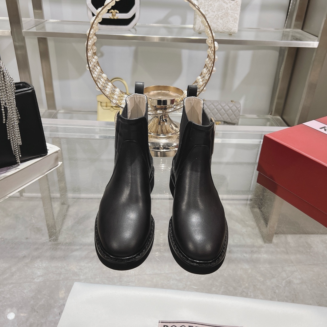 NO:492321,New RV autumn and winter models, every pair of feet feels so good that it explodes this time, the main focus is on comfort. It is matched with the brand's classic square buckle and diamond buckle. It is simply too good to look good. Driven by a number of celebrities, the popularity of this shoe has only increased and not decreased!  The combination of hardness and softness makes the overall shoes look more gentle, and the boots are just right in height, making the legs look long and straight!  When you touch this boot, you will know what love is at first sight... There is no problem with all kinds of jeans, short skirts, dresses and other outfits!  Fabric Imported beads and imported cowhide, pink sheepskin inner size. 34-40, boots, boots, skirts, jeans, cowhide, sheepskin19860909RV秋冬新款 每一双脚感好到爆炸这一次主打舒适 搭配品牌的经典方扣 钻扣 简直不要太好看 在一众明星的带动下这款鞋的热度只增不减！ 在刚柔相济使鞋子整体除了显帅气之外更加柔美 筒靴高度也恰到好处 显得腿又长又直！碰到这款靴子就知道什么叫一见钟情了…各种牛仔裤 短裙 连衣裙等服饰穿搭都毫无问题！面料 进口开边珠和进口牛皮 内里粉色羊皮 码数.34-40,靴子,boots,skirts,jeans,cowhide,sheepskin,Women's Shoes