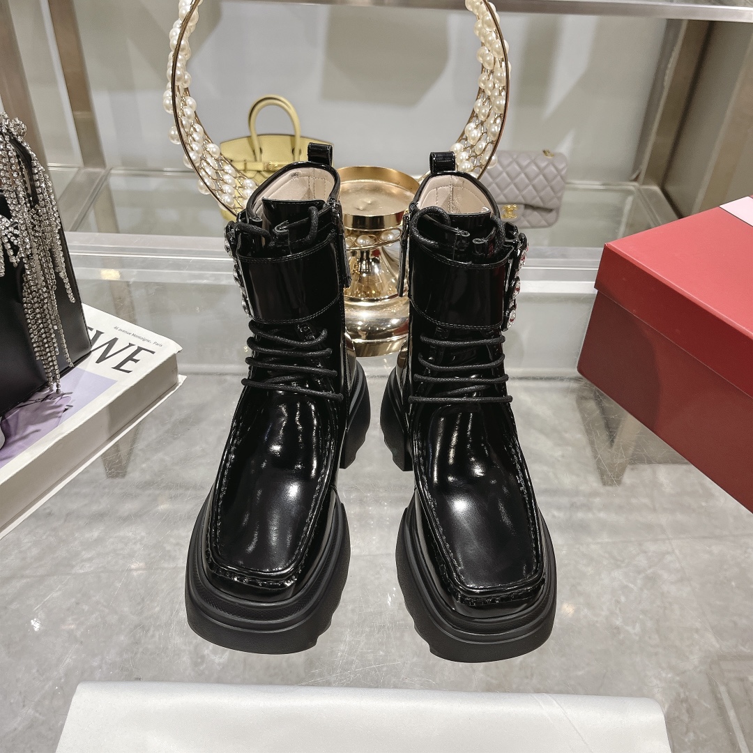 NO:492335,The new viv run series square diamond Chelsea sponge cake sole boots are top-notch. This popular RV diamond buckle boots in the fashion circle Weibo Xiaohongshu ins has been planted countless times!  Driven by Reba, Ouyang Nana and other stars, it is also very popular now. It is more fashionable and more elegant than ordinary Chelsea boots!  I personally think that those with diamonds are even more girls, in short, they can be salty or sweet!  Cool and beautiful, don't worry about matching!  A high-end style sponge cake thick-soled boots,!  6CM sponge cake sole, imported upper with edge beads/cowhide, with shiny Swarovski rhinestone square buckle, imported mixed-bred sheepskin, original molded foamed and non-slip sole, size 35-40, boots, boots, cowhide, sheepskin19860909专柜新款viv run系列方钻切尔西松糕底靴顶级上新  这款火爆时尚圈的RV钻扣靴 微博 小红书 ins 被种草无数！热巴 欧阳娜娜等一众明星的带动下 现在也是火的不得了 比起普通的切尔西靴子 更时髦 更显气质！个人认为带钻的,更少女一些,总之可盐可甜！又酷又美 搭配不用愁 ！气质高级的一款松糕厚底靴,！6CM松糕底 鞋面进口开边珠/ 牛皮 配闪亮施华洛水钻方扣 内里进口混种羊皮 大底原版开模发泡防滑大底 码数35-40,靴子,boots,cowhide,sheepskin,Women's Shoes