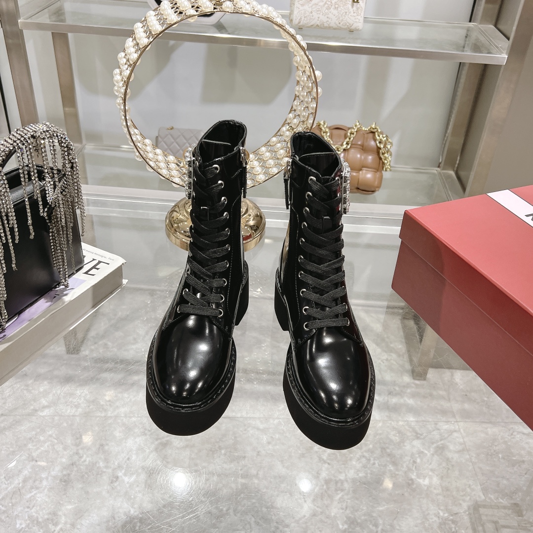 NO:492359,* 25 new Martin boots British style boots Come on, come on, come on, come on, come on, Rv classic square buckle Martin boots, the effect of the foot is really amazing, it is so beautiful that it is simply a must-have short boots this autumn and winter. Fried chicken is invincible and versatile. The first choice for matching blockbusters of major celebrity magazines is really popular, it is more fashionable than ordinary Chelsea boots. Original custom rubber sole. Material: original custom cowhide/paper leather. Inner breathable sheepskin inner. Original custom hardware buckle/diamond buckle. Size 35-40. 40 custom code. Heel height: 4.5cm, boots, boots, cowhide, sheepskin19860909* 25新款马丁靴英伦风靴 来咯 来咯 真的来咯 Rv经典方扣马丁靴 上脚效果真的是超级赞 美炸兴了简直是 今年秋冬必备的短靴之一炒鸡无敌百搭款穿上少女心爆棚啊 各大明星杂志大片搭配的首选 真是火的不得了比起普通的切尔西靴子更时髦 鞋底原版定制橡胶大底 材质:原版定制牛皮/漆皮 内里透气羊皮内里 五金原版定制五金扣/钻扣 码数35-40码 40定制码数 跟高: 4.5cm,靴子,boots,cowhide,sheepskin,Women's Shoes