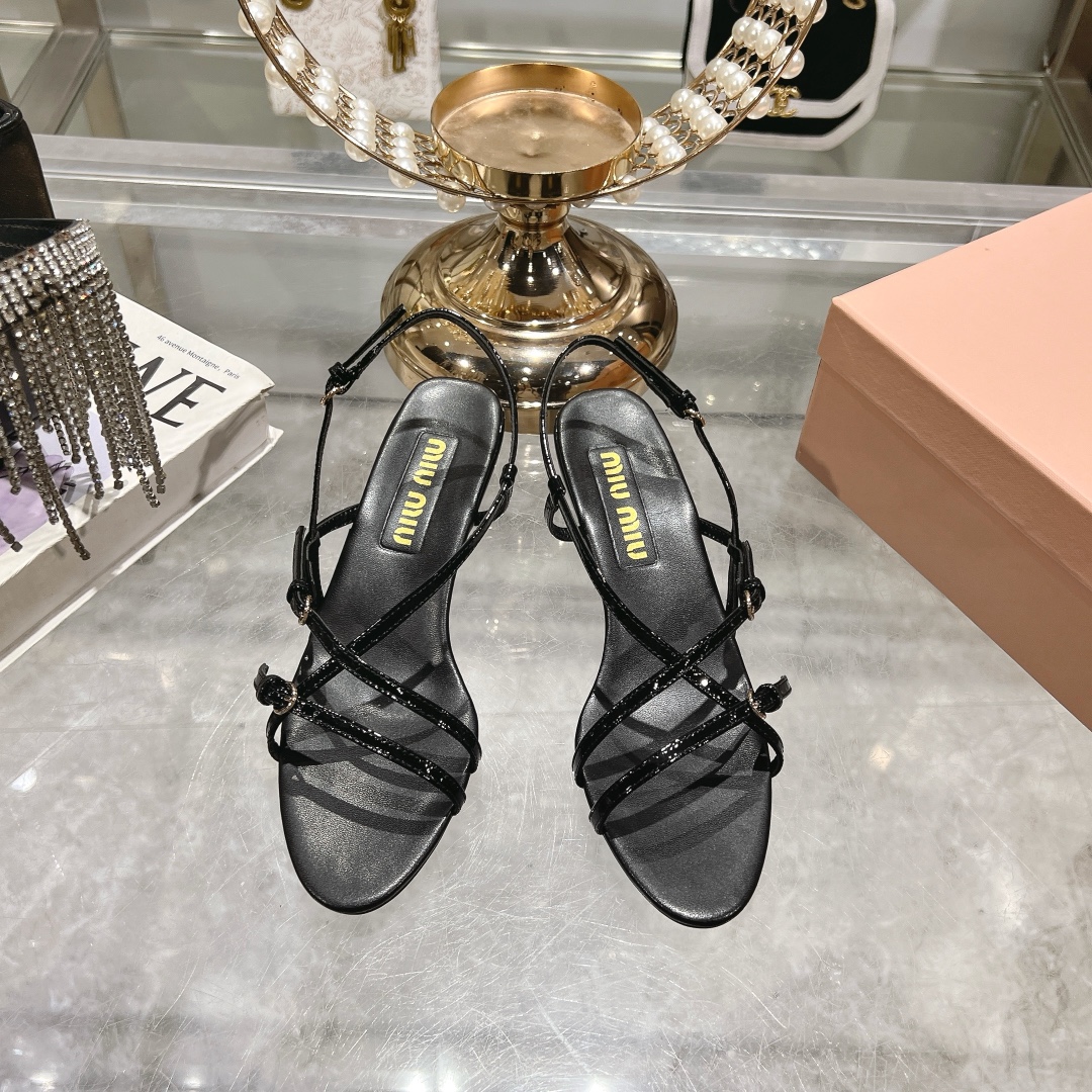 NO:246935,MiuMiu*Miu/25ss Spring and Summer Show new style · Kitten heel high heel sandals The show style appears on the covers of major fashion magazines· Used by celebrities and bloggers from all walks of life~ It is particularly amazing that you will never regret it when you close your eyes. The combination is still salty or sweet (ZP developed shoe shape and details are in place) Customized imported calf patent leather inner lining soles from Italy imported genuine leather outsole size 35-39 (40 41 can be customized without return and exchange!) (full package), sandals, miumiu, sandals, sheepskin, Leather soles19860909MiuMiu*缪缪/25ss春夏走秀新款·小猫跟高跟凉鞋 走秀款出现在各大时装杂志封面·各路明星、小红书博主着用～上脚尤为惊艳到你的一款闭眼入都是不会后悔·搭配还是可咸可甜（ZP开发鞋型、细节到位） 鞋面定制进口小牛漆皮 内里羊皮内里 鞋底意大利进口真皮大底 码数35-39（40 41 可定做不退换！）（全套包装）,凉鞋,miumiu,sandals,sheepskin,Leather soles,Women's Shoes