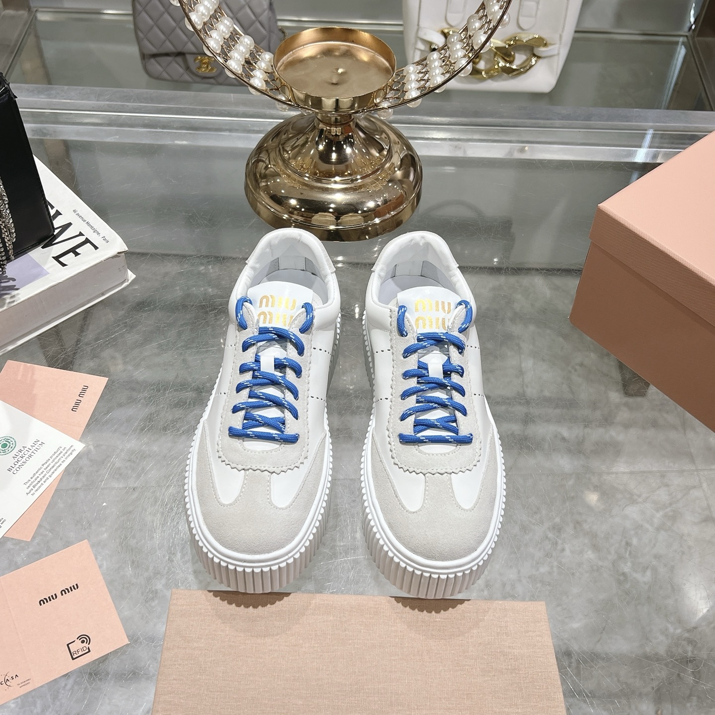 NO:266002,Miu Home's new spring and summer products in 2025, the latest hot color-blocking thick-soled casual shoes series, fashionable, simple and high-end, casually matched, very light and comfortable to wear, this year's main model, fashionable, simple and high-end, casually matched, very comfortable to wear, must-have for the year!  Original purchase and development, making products, miu's latest hit, avant-garde and bold design, Miu logo style is integrated into the simple lines of this leather sneaker. The unique logo is decorated on the tongue and back of the shoe, embellished with retro design. Imported cowhide with upper, imported cowhide with silk sheepskin insoles, imported silk sheepskin, outsole, original open molded sole, shoe thickness 4.5cm, size 35-41 (40.41 customization) Packaging original packaging, casual shoes/sports shoes, miumiu, sneakers, cowhide, sheepskin19860909miu家2025春夏新品 专柜最新爆款做拼色厚底休闲鞋系列 时尚 简约高级 随意搭配 上脚非常轻便舒适 今年主推款 时尚 简约高级 随意搭配 上脚非常舒适,年度必入款！原版购入开发 做货 miu家最新爆款 前卫大胆的设计 Miu logo 风格融于此款皮革运动鞋的简约线条.别致徽标饰于鞋舌与背面,点缀复古设计. 鞋面进口牛皮拼接牛猄 内里进口丝绸羊皮 鞋垫进口丝绸羊皮 大底原版开模大底 鞋厚4.5cm 码数35-41（40.41定制） 包装原版包装,休闲鞋/运动鞋,miumiu,sneakers,cowhide,sheepskin,Women's Shoes