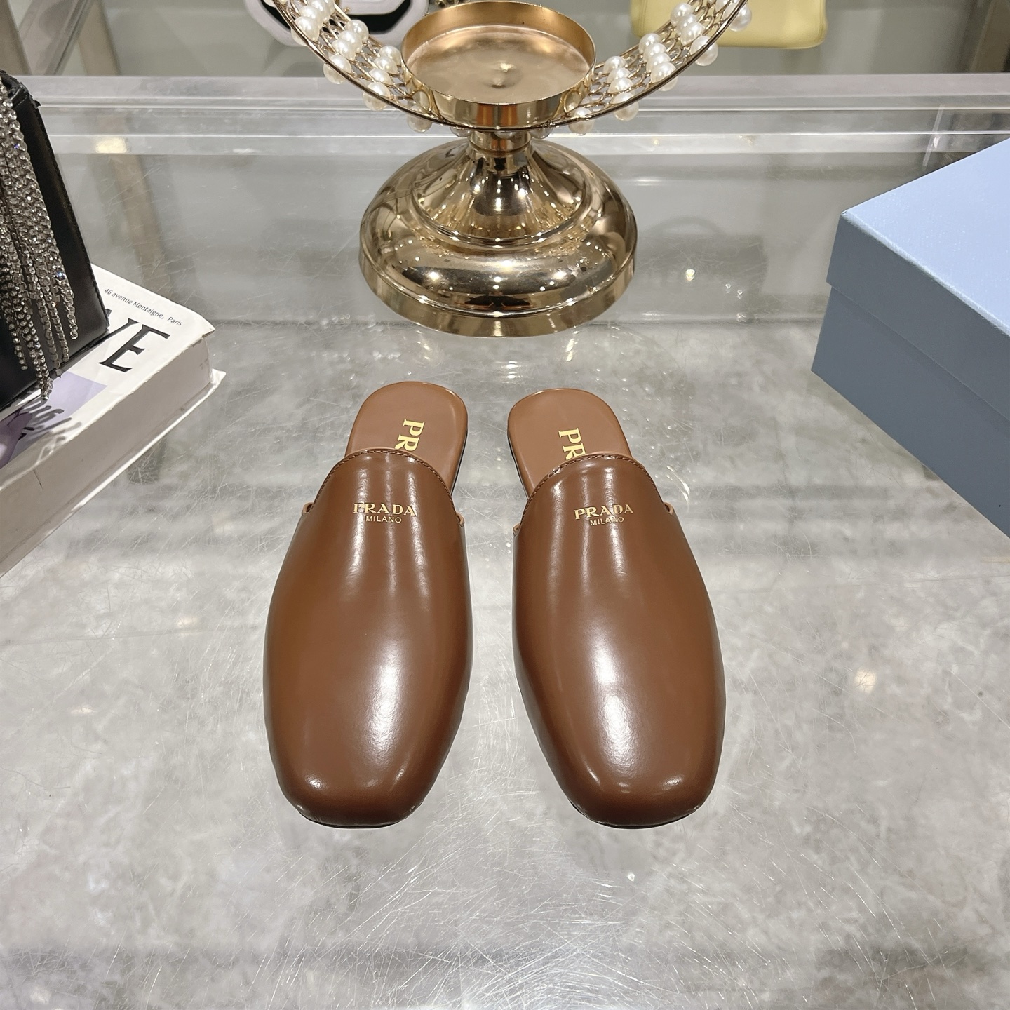 NO:235435,Men's 10 couples PRADA Prada 25 spring and summer show new flat bottom square head Baotou semi-drag. The simple design is probably its favorite point. It is not the kind that is rampant and has its own brand personality!  A beautiful and fashionable item with beautiful and fashionable footwear. You can go out for a walk when you wear it in spring and pair it with a beautiful skirt~ The fabric is made of open-edge beads, inner footbed sheepskin, imported Italian genuine leather large soles. Number of sizes: 35-40 (40 custom made without return) with original packaging, semi-torque, prada, prada, skirts, sheepskin, Leather soles19860909男款10情侣款PRADA普拉达25春夏走秀新款平底方头包头半拖 简单的设计大概就是它最让人喜欢的点 不是烂大街的那种 很有自己的品牌个性！上脚美爆好看又时髦的决绝子单品 开春穿上它配上美美小裙子就可以去踏青啦～ 面料采用开边珠 内里垫脚羊皮 意大利进口真皮大底 码数:35-40（40 订做不退换） 配原版包装,半拖,prada,prada,skirts,sheepskin,Leather soles,Women's Shoes