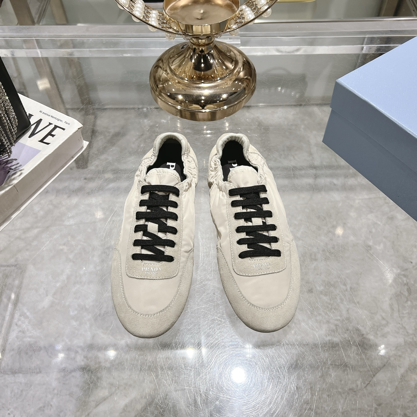 NO:164190,Men's 10 couples Prada new German training shoes. The suede on the upper has a texture, wrapped in sheepskin inside, and the soft and glutinous insole thickened lambskin. It is extremely comfortable to wear when you step on, with a supportive feeling, and it feels very well wrapped. The shoe shape is full of wrapping, light and easy to wear. A practical casual shoe that looks tall and long legs!  White is clean and refreshing, needed all year round, and can be easily controlled with skirts and pants. Upper imported suede/original molded fabric, inner sheepskin, outsole rubber sole!  Number of sizes 35-41 Color burgundy blue brown green dark green yellow black red gray 9 colors available, casual shoes/sports shoes, prada, prada, sneakers, skirts, sheepskin, chamois leather19860909男款10情侣款 Prada 普拉达新款德训鞋 鞋面麂皮有肌理感,内里羊皮包裹,软软糯糯的鞋垫加厚小羊皮,踩上去无比舒适,有支撑感,又包裹得很好的感觉 鞋型包裹感十足,轻便好穿 实用的一款休闲鞋,显高显大长腿！ 白色干净清爽,一年四季都需要,配裙子,裤子都能轻松驾驭 鞋面进口麂皮/原版开模布料 内里羊皮 大底橡胶大底！ 码数35-41 颜色酒红色 蓝色 棕色 绿色 墨绿色 黄色 黑色 红色 灰色 9色可选,休闲鞋/运动鞋,prada,prada,sneakers,skirts,sheepskin,chamois leather,Women's Shoes