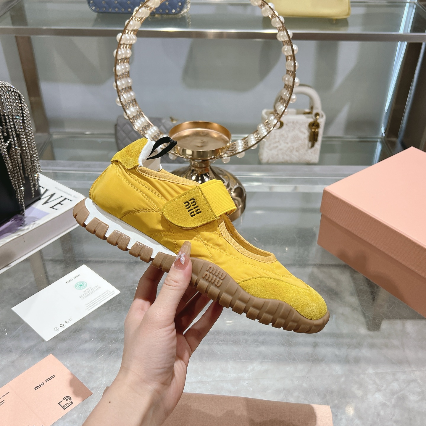 NO:226340,High-version Miao Miao 25 ​​biscuit shoes Forrest Gump shoes casual shoes sneakers new spring and summer models Recently popular avant-garde and bold design Miu style is integrated into the simple lines of this thick-soled canvas sneakers. The chic logo is decorated on the tongue and back, embellished with retro. Thick-soled design bold and innovative avant-garde. Comfortable and breathable on the feet. The color is also very versatile. Number of 34-41 (34 41 customized), casual shoes/sneakers, miumiu, sneakers19860909高版本缪缪25饼干鞋 阿甘鞋休闲鞋运动鞋 春夏新款 最近爆款前卫大胆的设计 miu风格融于此款厚底帆布运动鞋的简约线条 别致徽标饰于鞋舌与背后,点缀复古 厚底设计 大胆创新前卫 上脚舒适透气 颜色也很百搭码数34-41 (34 41订做),休闲鞋/运动鞋,miumiu,sneakers,Women's Shoes