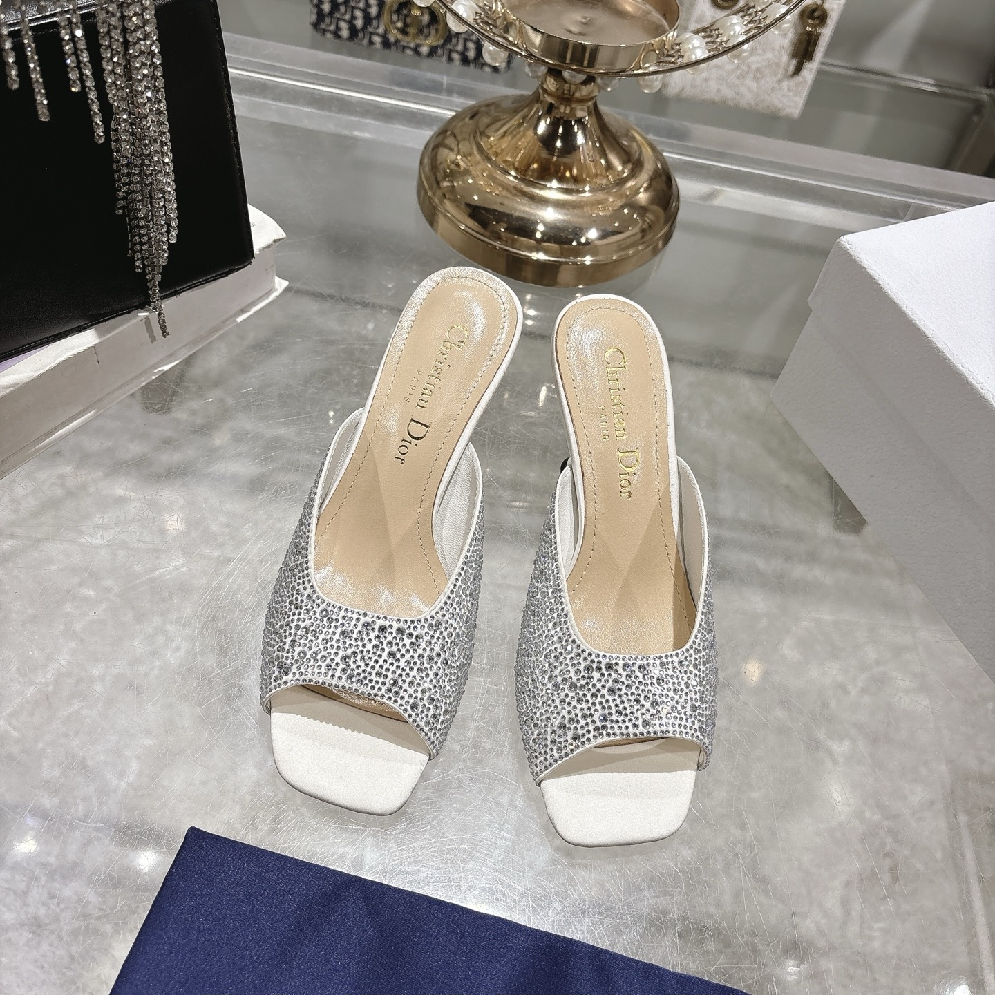 NO:235123,Dior Spring and Summer Show new Tribales high heels fish mouth open toe women's shoes CD stars same fashion silk iron diamond cross-belt letter logo hardware buckle sandals on the market top high-end version Material: Original custom silk water dyed sheepskin inner footbed   original molded pearl hardware buckle   Italian leather outsole Heel height 8.5cM size 34-41 (34.40.41), semi-stork high heels, balenciaga, dior, dior, high heels, slippers, sheepskin, real silk, Leather soles19860909Dior 迪奥 春夏走秀新款Tribales高跟鱼嘴露趾女鞋 CD明星同款时尚真丝烫钻交带珍珠跟字母logo五金扣凉拖鞋 市面顶级高端版本 材质:原版定制真丝水染羊皮内里垫脚 原版开模珍珠五金扣 意大利真皮大底 跟高8.5cM size34-41（34.40.41),半拖高跟鞋,balenciaga,dior,dior,high heels,slippers,sheepskin,real silk,Leather soles,Women's Shoes