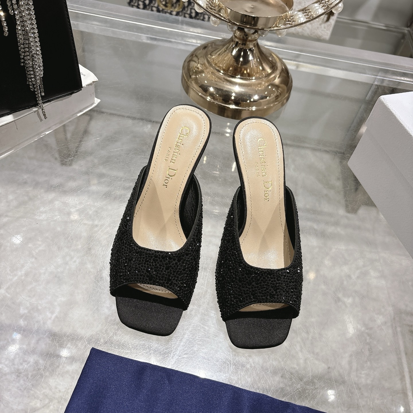 NO:235444,Dior Spring and Summer Show new Tribales high heels fish mouth open toe women's shoes CD stars same fashion silk iron diamond cross-belt letter logo hardware buckle sandals on the market top high-end version Material: Original custom silk water dyed sheepskin inner footbed   original molded pearl hardware buckle   Italian leather outsole Heel height 8.5cM size 34-41 (34.40.41), high heels, balenciaga, dior, dior, high heels, slippers, sheepskin, real silk, Leather soles19860909Dior 迪奥 春夏走秀新款Tribales高跟鱼嘴露趾女鞋 CD明星同款时尚真丝烫钻交带珍珠跟字母logo五金扣凉拖鞋 市面顶级高端版本 材质:原版定制真丝水染羊皮内里垫脚 原版开模珍珠五金扣 意大利真皮大底 跟高8.5cM size34-41（34.40.41),高跟鞋,balenciaga,dior,dior,high heels,slippers,sheepskin,real silk,Leather soles,Women's Shoes