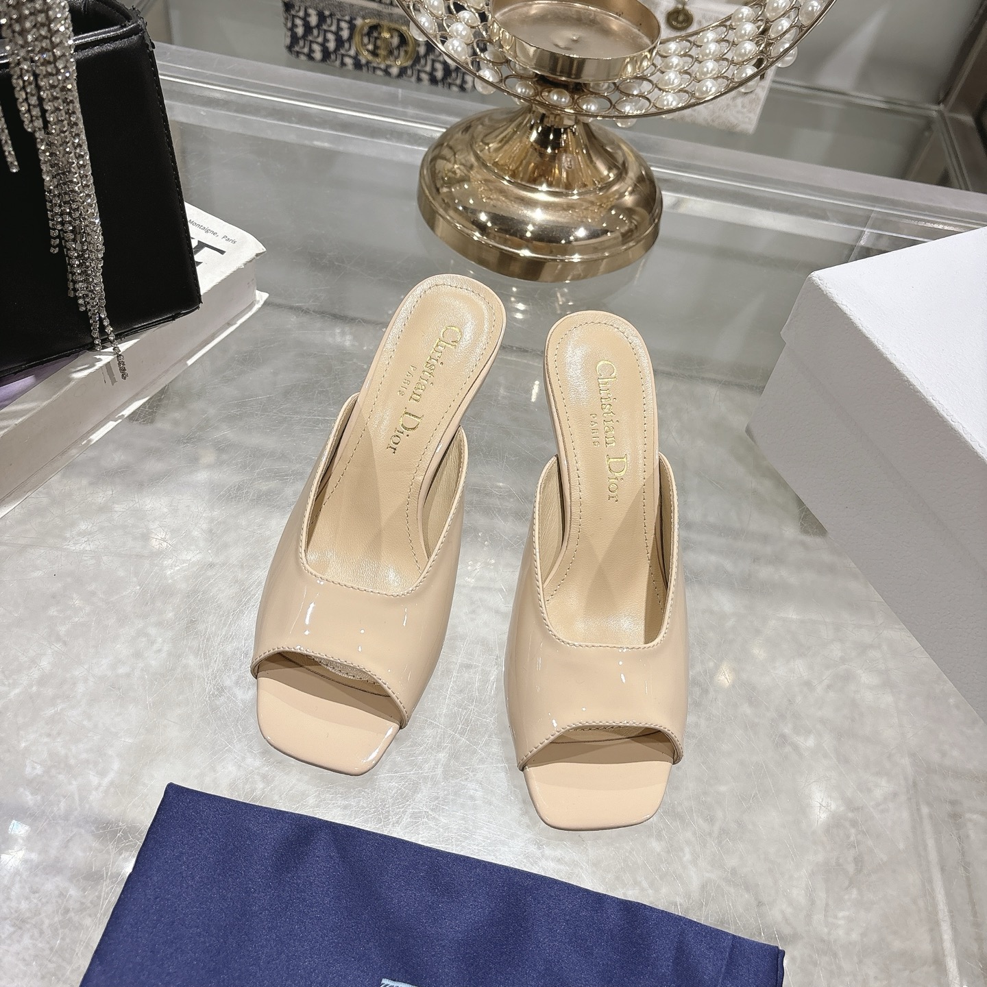 NO:228941,Dior Spring and Summer Show new Tribales high heel fish mouth open toe women's shoes CD stars same fashion silk iron diamond cross-belt pearl heel letter logo hardware buckle sandals on the market top high-end version Material: original customized patent leather water dye sheepskin inner footbed   original molded pearl hardware buckle   Italian leather outsole Heel height 8.5cM size 34-41 (34.40.41), sandals, balenciaga, dior, dior, sandals, slippers, sheepskin, real silk, Leather soles19860909Dior 迪奥 春夏走秀新款Tribales高跟鱼嘴露趾女鞋 CD明星同款时尚真丝烫钻交带珍珠跟字母logo五金扣凉拖鞋 市面顶级高端版本 材质:原版定制漆皮水染羊皮内里垫脚 原版开模珍珠五金扣 意大利真皮大底 跟高8.5cM size34-41（34.40.41),凉鞋,balenciaga,dior,dior,sandals,slippers,sheepskin,real silk,Leather soles,Women's Shoes