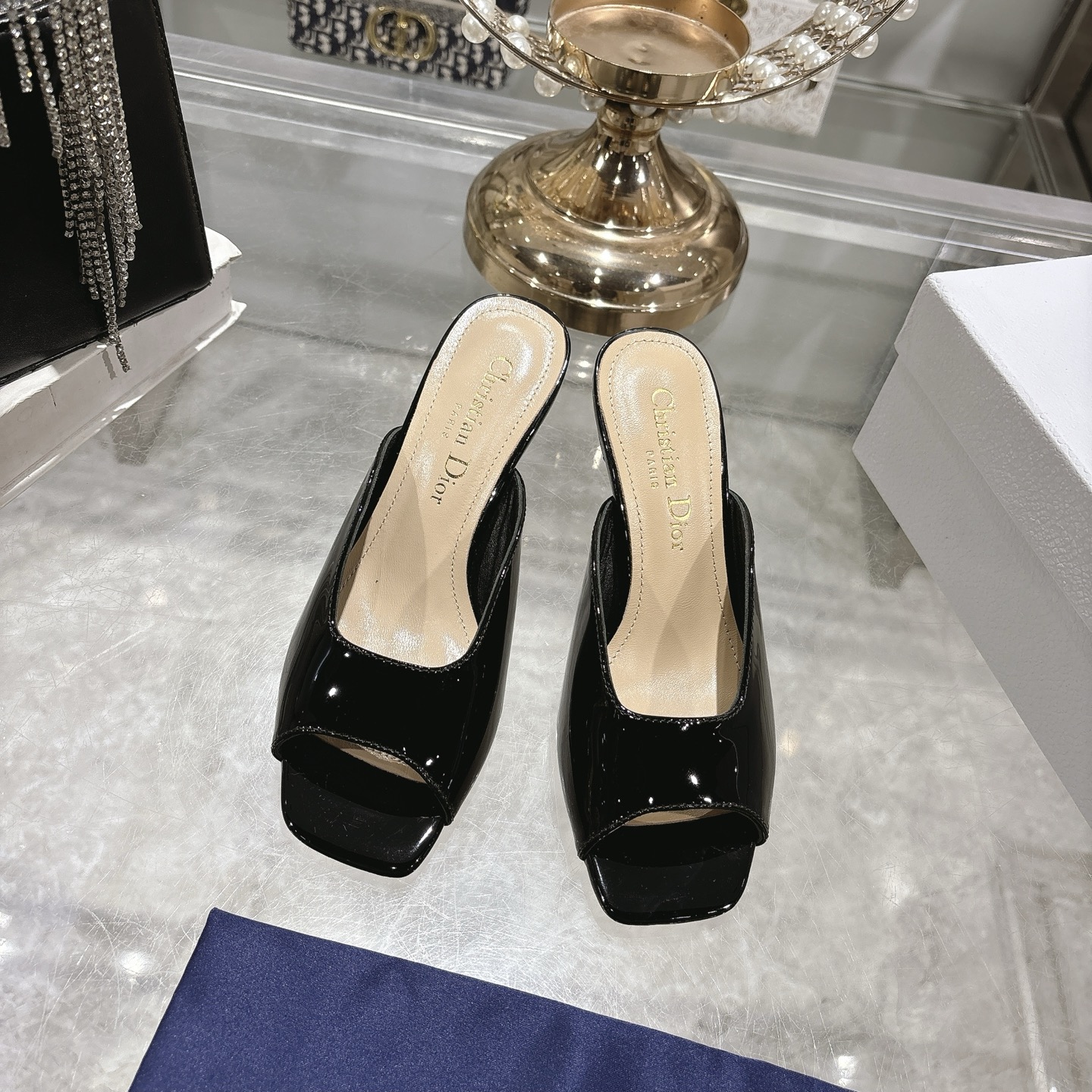 NO:235446,Dior Spring and Summer Show new Tribales high heels fish mouth open toe women's shoes CD stars same fashion silk iron diamond cross-belt letter logo hardware buckle sandals on the market top high-end version Material: Original custom patent leather water dyed sheepskin inner footbed   original molded pearl hardware buckle   Italian leather outsole Heel height 8.5cM size 34-41 (34.40.41), high heels, balenciaga, dior, dior, high heels, slippers, sheepskin, real silk, Leather soles19860909Dior 迪奥 春夏走秀新款Tribales高跟鱼嘴露趾女鞋 CD明星同款时尚真丝烫钻交带珍珠跟字母logo五金扣凉拖鞋 市面顶级高端版本 材质:原版定制漆皮水染羊皮内里垫脚 原版开模珍珠五金扣 意大利真皮大底 跟高8.5cM size34-41（34.40.41),高跟鞋,balenciaga,dior,dior,high heels,slippers,sheepskin,real silk,Leather soles,Women's Shoes