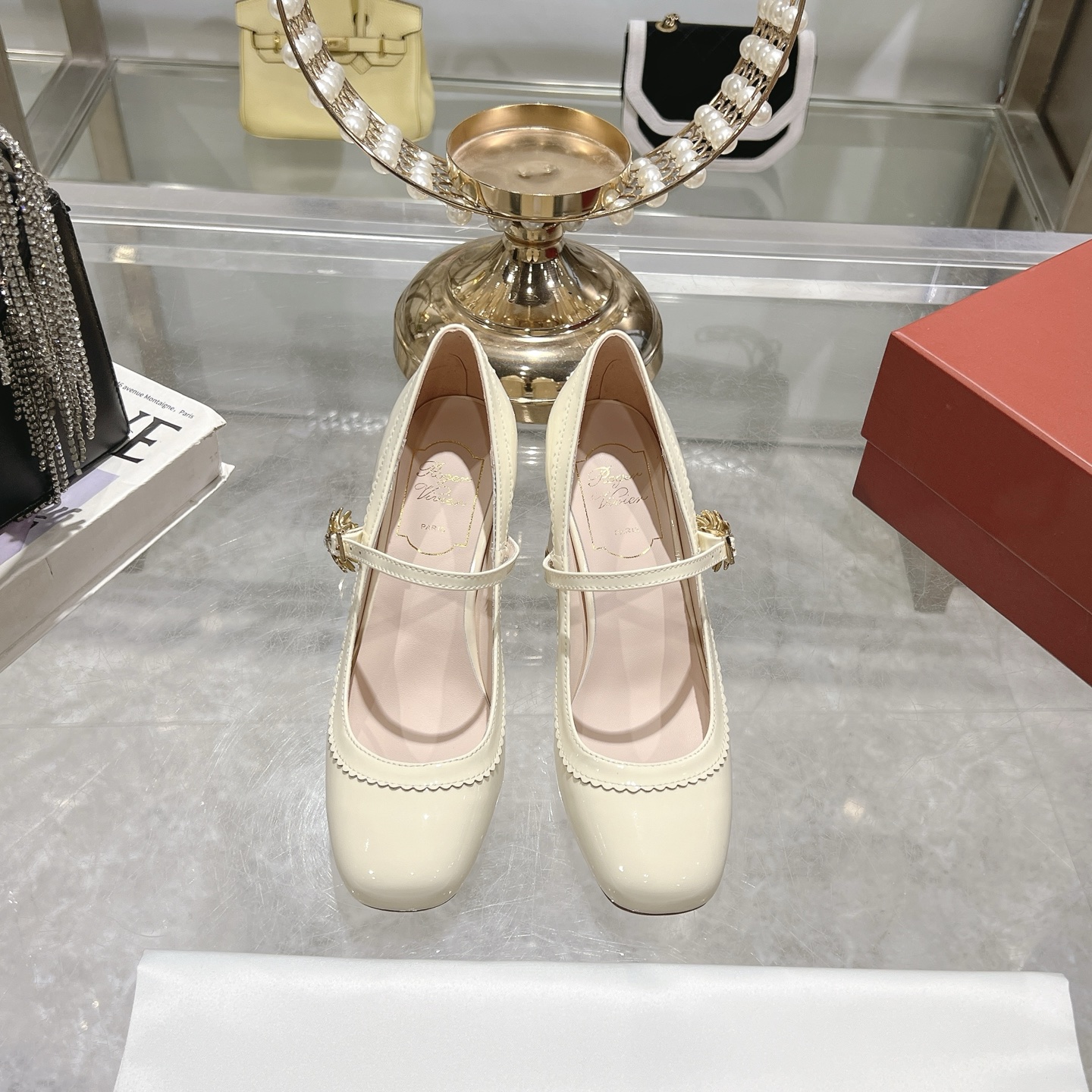 NO:235450,RV25SS early spring new Mary Jane single shoes, short heel design plus gold square heel design, instep strap design, exquisite retro small wrinkle chrysanthemum on the outside, elegant and fashionable temperament, comfortable and elegant, easily improving daily style, imported calf patent leather upper inside lambskin, genuine leather sole Heel height 3cm 8.5cm Size:, sizes 35-39, 34/40 customization, high heels, mary jane, high heels, sheepskin, Leather soles19860909RV25SS早春新款玛丽珍单鞋 矮跟设计加金典方跟设计,脚背一字带设计外侧精致复古小皱菊优雅时尚气质的必备单品,舒适又不失优雅 轻松提升日常造型 进口小牛漆皮鞋面内里小羊皮,真皮大底 跟高3cm 8.5cm码数:,35-39码,34/40定制,高跟鞋,mary jane,high heels,sheepskin,Leather soles,Women's Shoes