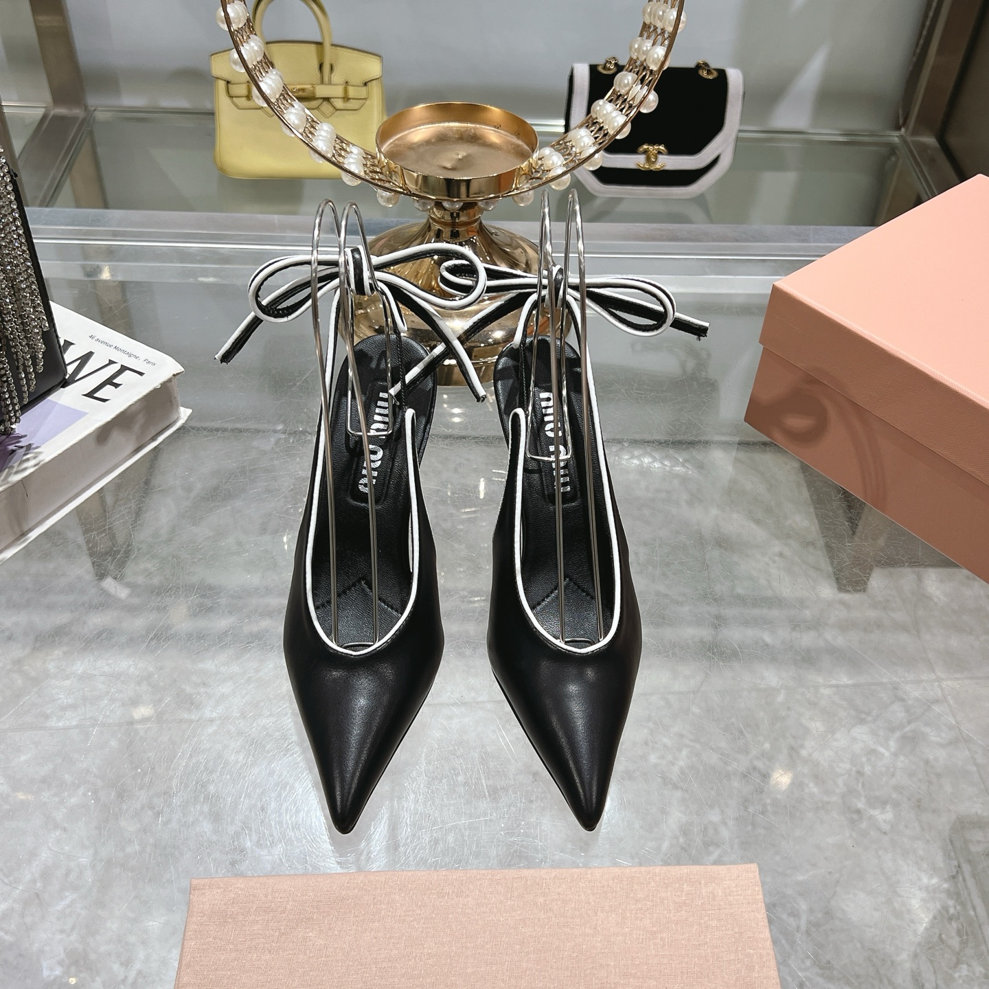 NO:235453,The original one-to-one replica of top Miu Miu 25 spring and summer/pointed high heels rear strap sandals. At first glance, I saw this pair of high heels of miumiu, and the feet were even more amazing~ The hollow pointed toe and bow, the high heels that combine sexy and sexy are very versatile, and the height is very suitable for me. I don’t wear it. I definitely won’t lose money on my hands!  Imported fabric cowhide inner sheepskin heel height about 9cm size 35-39 (40/customized, no return or replacement), high heels, miumiu, sandals, high heels, cowhide, sheepskin19860909原版一比一复刻顶级Miu Miu 缪缪25春夏/尖头高跟后空绑带凉鞋 一眼看上miumiu这双高跟鞋,上脚果然更惊艳~ 镂空尖头、蝴蝶结,集性感与于一体的高跟鞋,非常百搭,而且高度也太适合我了,穿着不累脚 绝对入手不亏的一双！ 面料进口牛皮 内里羊皮 跟高约9cm 码数35-39（40/定制不退不换）,高跟鞋,miumiu,sandals,high heels,cowhide,sheepskin,Women's Shoes