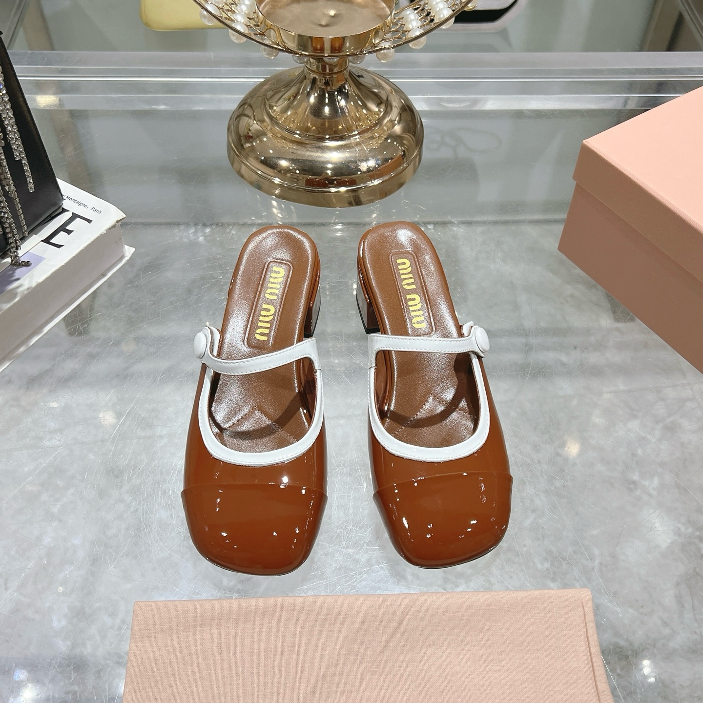 NO:228194,MIUMIU ·Mu Miu 25ss Spring and Summer New Mary Jane Semissole Miu's personalized design is very versatile. The color-blocking design is not ostentatious and the height is really more amazing~ and it is very suitable for me. It is not tired of wearing it. Imported patent leather on the upper, water-dyed sheepskin on the inner side, Italian genuine leather outsole. Size 35-41 (40 41 custom-made, non-return and exchange) Heel height: 3.5cm, Mary Jane, miumiu, mary jane, slippers, sheepskin, Leather soles19860909MIUMIU·缪缪25ss春夏新款玛丽珍半拖鞋 miu家个性设计非常百搭. 拼色的设计个性不张扬上脚果然更惊艳~而且高度也太适合我了. 穿着不累脚. 鞋面进口漆皮 内里水染羊皮 大底意大利真皮大底. 码数35-41（40 41 定制不退换） 跟高: 3.5cm,玛丽珍,miumiu,mary jane,slippers,sheepskin,Leather soles,Women's Shoes