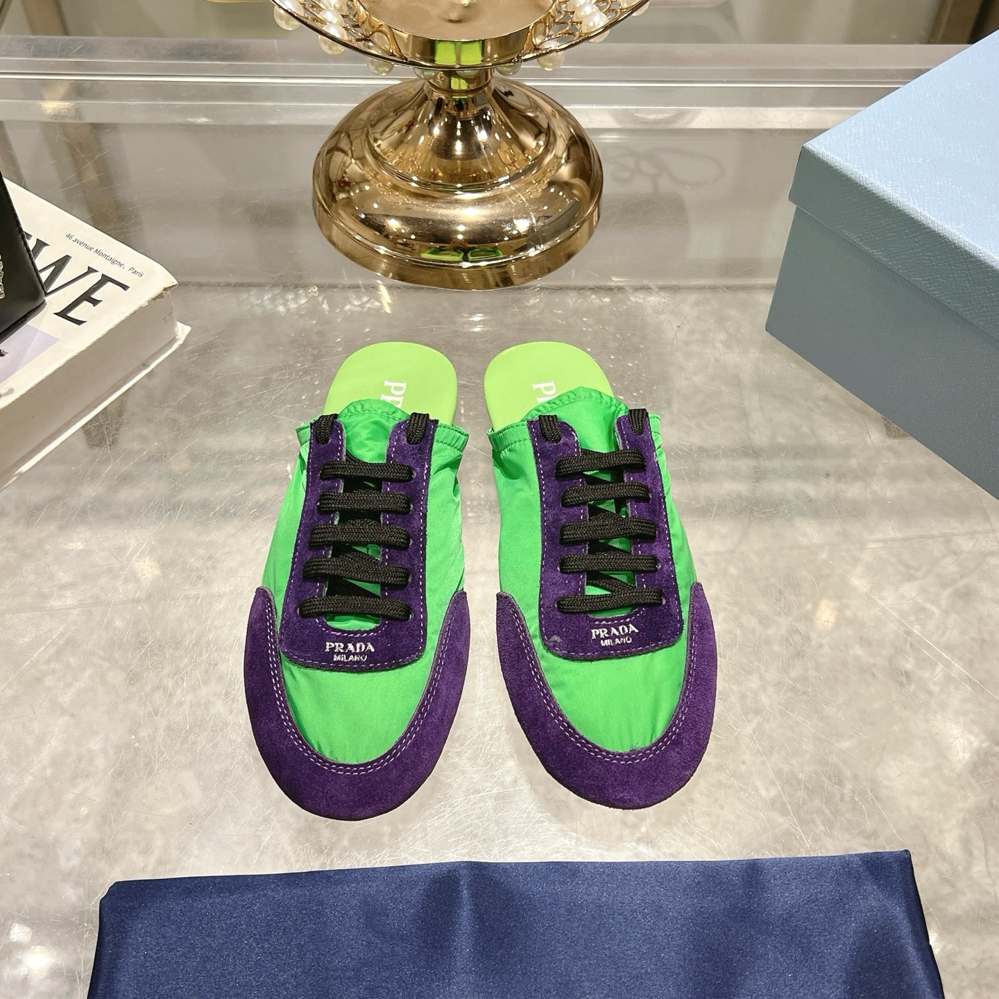 NO:228189,Slippers for men's 10 couples Prada new German training shoes. The suede on the upper has a texture, wrapped in sheepskin inside, and the soft and glutinous insole thickened lambskin. It is extremely comfortable to wear when you step on, with a sense of support and a very good feeling. The shoe shape is full of wrapping, light and easy to wear. A practical casual shoe that looks tall and long legs!  White is clean and refreshing, needed all year round, and can be easily controlled with skirts and pants. Upper imported suede/original molded fabric, inner sheepskin, outsole rubber sole!  Number of codes 35-41 Color burgundy blue brown green dark green yellow black red gray 9 colors optional, semi-drag, prada, prada, slippers, skirts, sheepskin, chamois leather19860909拖鞋男款10情侣款 Prada 普拉达新款德训鞋 鞋面麂皮有肌理感,内里羊皮包裹,软软糯糯的鞋垫加厚小羊皮,踩上去无比舒适,有支撑感,又包裹得很好的感觉 鞋型包裹感十足,轻便好穿 实用的一款休闲鞋,显高显大长腿！ 白色干净清爽,一年四季都需要,配裙子,裤子都能轻松驾驭 鞋面进口麂皮/原版开模布料 内里羊皮 大底橡胶大底！ 码数35-41 颜色酒红色 蓝色 棕色 绿色 墨绿色 黄色 黑色 红色 灰色 9色可选,半拖,prada,prada,slippers,skirts,sheepskin,chamois leather,Women's Shoes