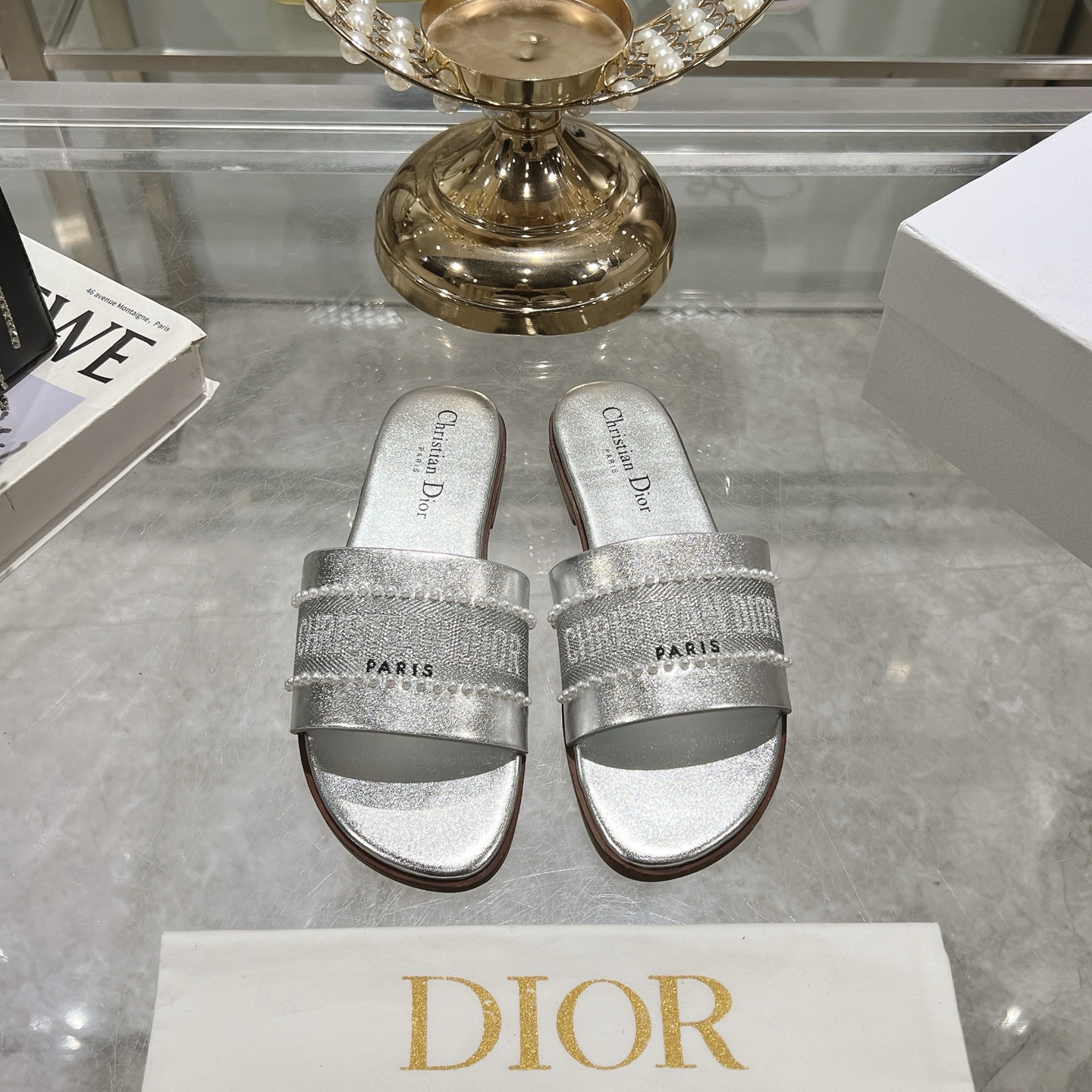 NO:228173,Dior 25ss Spring and Summer New Pearl D-Lane Flat-soled Round Toe Open-toe Slippers Sandals Spring Season Ready-toe Series New items from the iviera limited series, combining high-designed style and casual temperament. The asymmetric white cowhide upper with adjustable buckles highlights the ankle lines. It can be worn with iviera limited series items. Upper imported calfskin, inner water dyed sheepskin, outsole original Italian leather outsole size 35-39 (40 custom made without return and exchange), slippers, dior, dior, sandals, slippers, cowhide, sheepskin, Leather soles19860909Dior 迪奥 25ss春夏新款珍珠 D-Lane 平底圆头 露趾拖鞋 凉鞋春季季成衣系列的新款单品,来自 iviera 限定系列,兼具高订风格和休闲气质.不对称白色牛皮革鞋面搭配可调节的扣带,突显脚踝线条.可搭配 iviera 限定系列的单品穿着. 鞋面鞋面进口小牛皮 内里水染羊皮 大底原版意大利真皮大底 码数35-39（40定制不退换）,拖鞋,dior,dior,sandals,slippers,cowhide,sheepskin,Leather soles,Women's Shoes