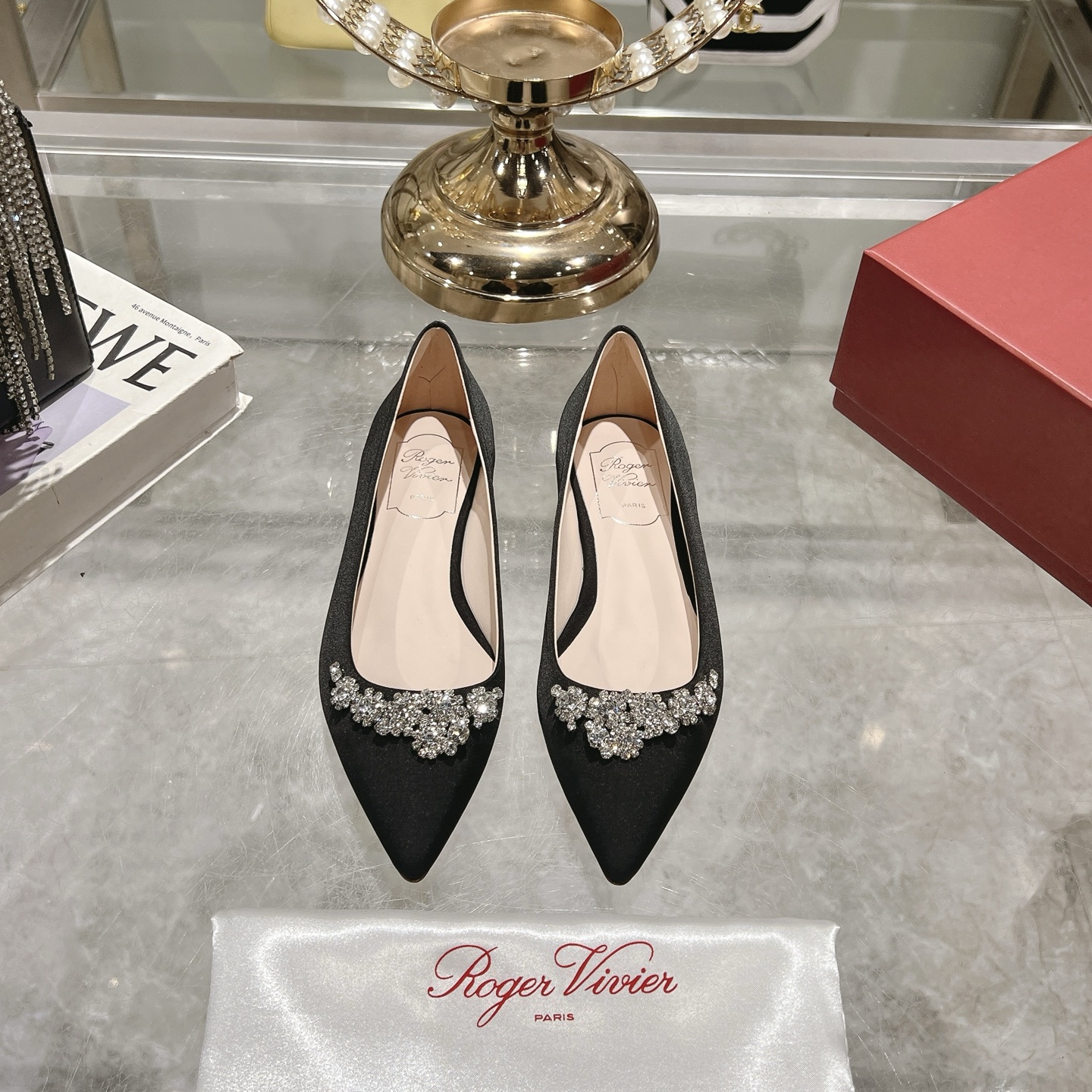 NO:235440,RV25 spring and summer new crystal diamond buckle pointed single shoes original development original Austrian diamond buckle. Simple style design and very comfortable to wear. Silk satin, A-grade grain sheepskin inner lining, footrest. Italian leather outsole. size35-40 (customized for 40), single shoes, sheepskin, real silk, Leather soles19860909RV25春夏新款水晶钻扣尖头单鞋 原版开发 原版奥地利钻扣.版型设计简洁 上脚非常舒服 真丝缎面,A级粒面羊皮内里、垫脚. 意大利真皮大底. size35-40（40定做),单鞋,sheepskin,real silk,Leather soles,Women's Shoes