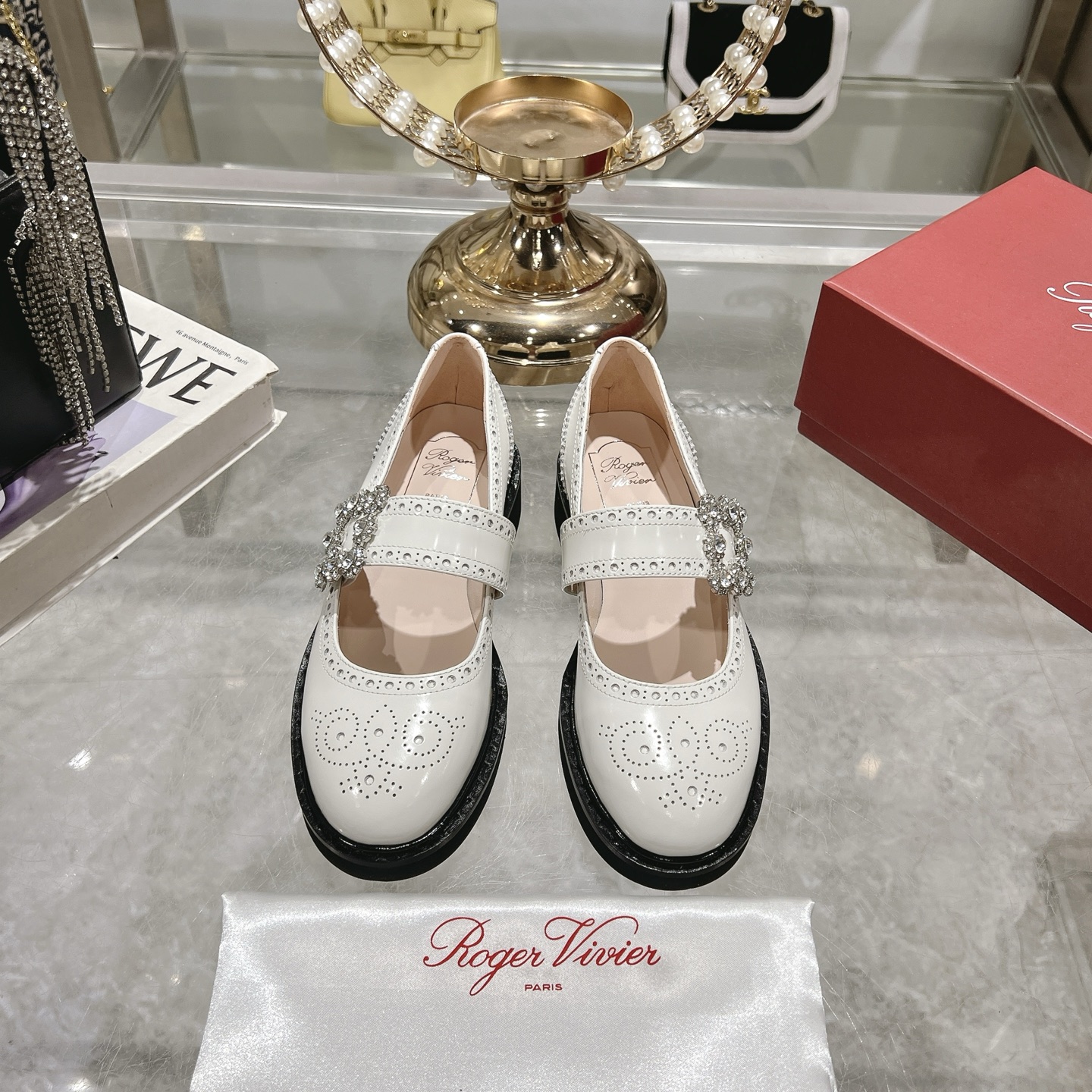 NO:235439,RV25SS early spring new Mary Jane single shoes, a versatile artifact, easy to control whether it is casual or formal. It is your best companion or a small high heel design. The instep is a strap design with exquisite four-sided diamonds on the outside. It is very comfortable to use the foot. Imported calf patent leather upper inside, lambskin, genuine leather soles. Heel height:, sizes 35-39, 34/40 customization, Mary Jane, mary jane, sheepskin, Leather soles19860909RV25SS早春新款玛丽珍单鞋 百搭神器 无论是休闲还是正装 都能轻松驾驭 日常出行或重要场合 它都是你的最佳伴侣还是小高跟设计 脚背一字带设计外侧精致四方小钻扣上脚非常舒适 进口小牛漆皮鞋面内里小羊皮,真皮大底 跟高4.5 码数:,35-39码,34/40定制,玛丽珍,mary jane,sheepskin,Leather soles,Women's Shoes