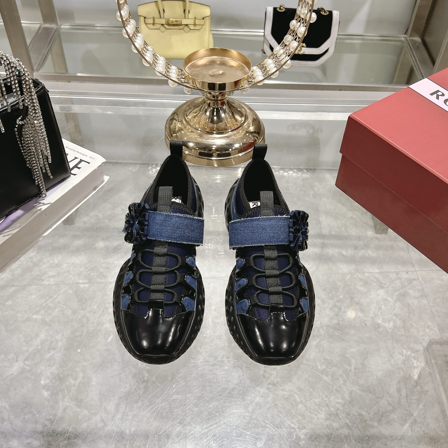 NO:235438,New spring and summer SS counter, new color viv run series square diamond buckle sneakers, identify the source of purchase-level products!  With its own height-enhancing effect, a high-end sponge cake shoe with RV temperament is not only light and comfortable, but also sport and running. It is really light, comfortable and breathable. It can be controlled with all kinds of styles. It is full of high-end feeling!  Imported upper imported breathable mesh with shiny Swarovski rhinestone square buckle!  Sheepskin inner   footbed sheepskin!  Original TPU anti-slip sole Size 35-39, casual shoes/sports shoes, sneakers, sheepskin19860909春夏SS专柜新款 新色viv run系列方钻扣运动鞋 认准代购级别货源！自带增高效果 RV气质高级的一款松糕鞋,不仅轻便舒适而且运动跑步都可以 真的非常轻便舒适透气 搭配各类风格 都可以驾驭 高级感满满！ 鞋面进口进口透气网 搭配闪亮施华洛水钻方扣！羊皮内里 垫脚羊皮！ 原版TPU防滑大底 尺码35-39,休闲鞋/运动鞋,sneakers,sheepskin,Women's Shoes