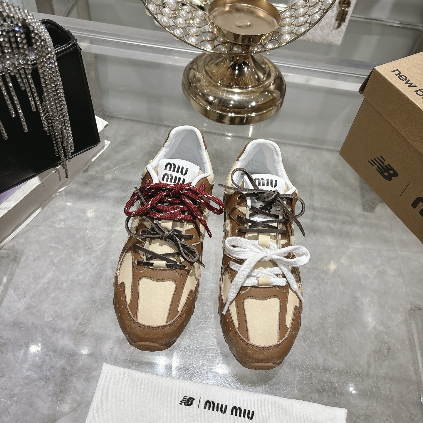 NO:238202,The top version of the slipper single shoe is upgraded. Miu Miu Miu x New Balance NB semi-slippers casual sports shoes Forrest Gump shoes Deshu shoes Original purchase and development Made in products Miu Miu x New Balance classic NB sneakers and launched its own iterative version SL. The sneakers adopt a deconstruction and lightweight design, with brown and beige colors, with a bit of antique fabric covering the outline of New Balance. The deliberately worn and uneven leather tones make the shoes add a different personality. This joint shoe is equipped with a pair of shoelaces to create a casual tie-up feeling, which adds a bit of Boyish and sexy delivery counter exquisite packaging. Fabric: original customized imported top layer cowhide inner original imported cowhide Original open mold-proof rubber material, sole thickness 2CM 39-41, casual shoes/sports shoes, miumiu, new balance, sneakers, slippers, cowhide19860909拖鞋单鞋顶级版本新色升级 缪缪MiuMiu x New Balance新百伦 NB 半拖鞋休闲 运动鞋 阿甘鞋 德训鞋 原版购入开发 做货 Miu Miu x New Balance 经典NB运动鞋中汲取灵感,推出了自己的迭代版本SL.该运动鞋采用解构和轻盈的设计,有棕色和米色配色,带点彷旧日的布料包覆着 New Balance 的轮廓,刻意磨损、不均匀的皮革色调,让波鞋多了不同的个性.这款联名鞋款配有双鞋带设计营造出随性系起的感觉,为整体感又多了几分 Boyish 以及率性感 配送专柜精美包装 面料:原版定制进口头层牛皮 内里原版进口牛皮里 鞋底原版开模防滑橡胶材质 底厚2CM 39-41,休闲鞋/运动鞋,miumiu,new balance,sneakers,slippers,cowhide,Women's Shoes