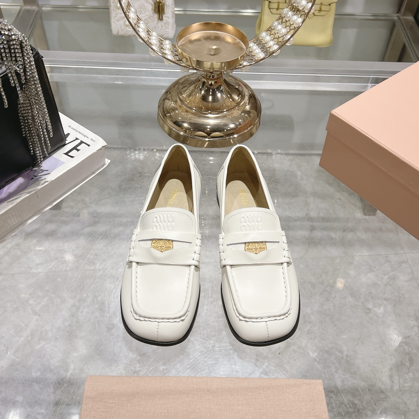 NO:228210,MiuMiu/MuMiu 25ss Early Spring Show new style, one-foot lazy shoes, Mary Jane ballet shoes, official spring and summer show new style, fashionable and versatile, salty and sweet, not polished at all, whether worn barefoot or socks, it will reduce age and be super invincible and versatile!  (ZP development) Custom imported cowhide with upper, open beads, inner sheepskin, sole counter, heel high flat sole, about 2.5cm, size 35-39 (40 custom made, no return or exchange), loafers, miumiu, loafers, mary jane, cowhide, sheepskin, socks19860909MiuMiu/缪缪25ss早春走秀新款一脚蹬懒人鞋玛丽珍芭蕾舞鞋· 官方春夏走秀新款,时髦百搭·即可咸又可甜·一点也不磨脚·无论光脚穿还是搭配袜子穿都超级减龄 超级无敌百搭！（ZP开发） 鞋面定制进口牛皮 开边珠 内里羊皮 鞋底专柜大底 跟高平底 2.5cm左右码数35-39（40订做不退换）,乐福鞋,miumiu,loafers,mary jane,cowhide,sheepskin,socks,Women's Shoes