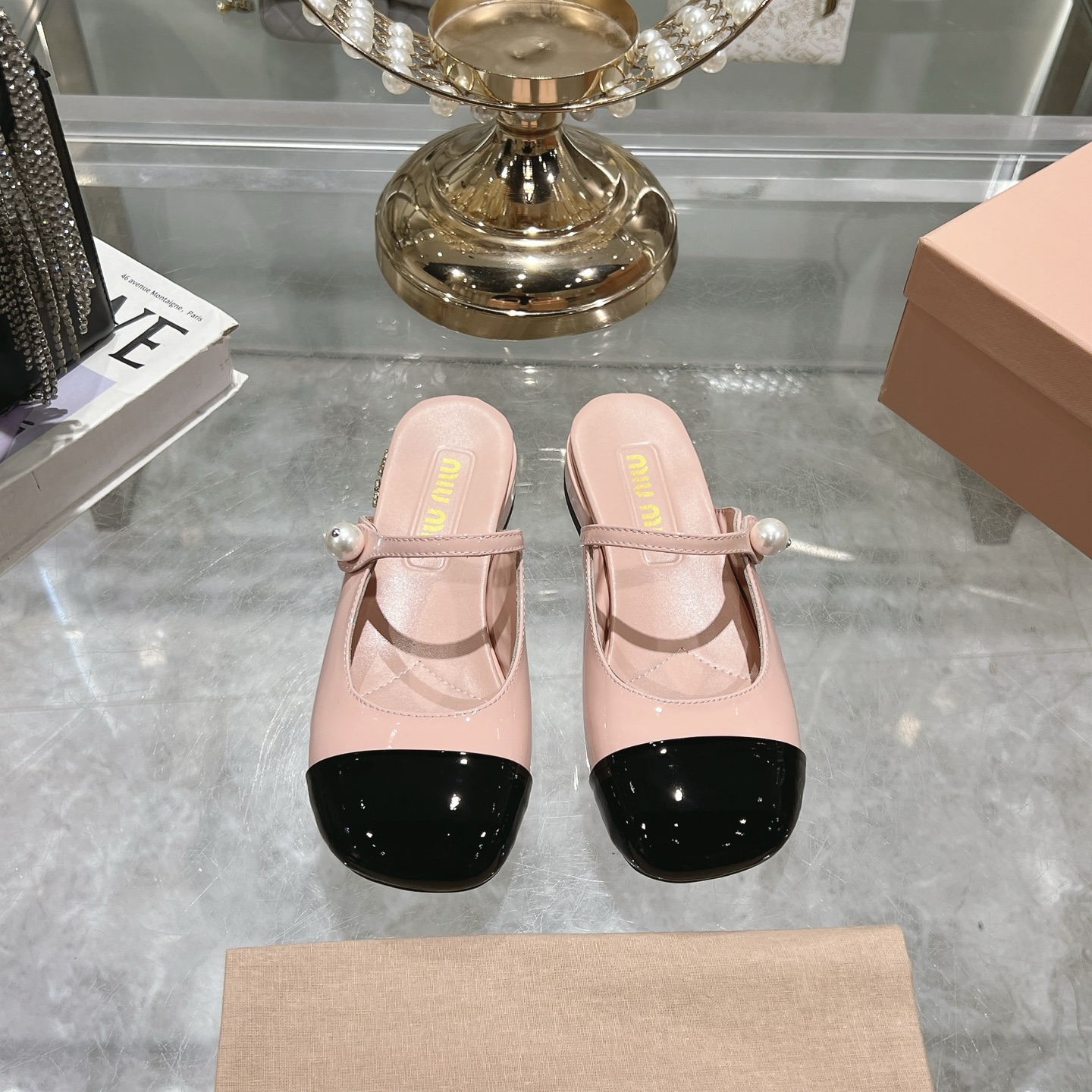 NO:228933,MIUMIU ·Mu Miu 25ss Spring and Summer New Mary Jane Semissole Miu's personalized design is very versatile. The two-color pairing is really amazing~ and the height is so suitable for me. It is not tired of wearing it. The upper imported patent leather, the inner water dyed sheepskin, the sole Italian leather outsole. Size 35-41 (40 41 custom made without return), sandals, miumiu, sandals, mary jane, slippers, sheepskin, Leather soles19860909MIUMIU·缪缪25ss春夏新款玛丽珍半拖鞋 miu家个性设计非常百搭. 双色搭配上脚果然更惊艳~而且高度也太适合我了. 穿着不累脚. 鞋面进口漆皮 内里水染羊皮 大底意大利真皮大底. 码数35-41（40 41 定制不退换）,凉鞋,miumiu,sandals,mary jane,slippers,sheepskin,Leather soles,Women's Shoes