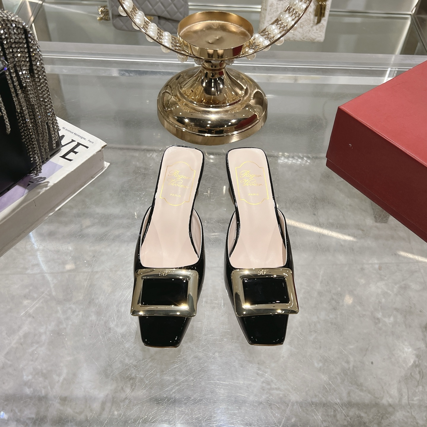 NO:228938,* RV25's latest square buckle slippers, white and elegant. Whether it is matched with skirts or jeans, it is feminine. The small thick heels with steady walking can also increase the height and lengthen the legs. Continue the essence of elegance and convey passionate love~ Everyone can't let go. Meeting everyone's needs. The beautiful and moving soft leather with classic and generous buckles easily present the romance of summer. Material: patent leather, imported sheepskin, hardware classic square buckle, original sole, size 35-40 (40 customized), sandals, sandals, slippers, skirts, jeans, sheepskin19860909* RV25最新款方扣拖鞋,显白又显优雅气质~无论是搭配裙装还是牛仔裤都hin有女人味~带的小粗跟走路稳稳的还能增高显腿长 延续优雅精髓,传递炙热爱意~ 大家爱不释手.满足大家需求 一贯vivi家唯美动人柔软皮革搭配经典大方扣轻松呈现夏日浪漫步步浓情四溢 材质:漆皮 内里进口羊皮里 五金经典方扣 鞋底原版大底 码数35-40（ 40定制）,凉鞋,sandals,slippers,skirts,jeans,sheepskin,Women's Shoes