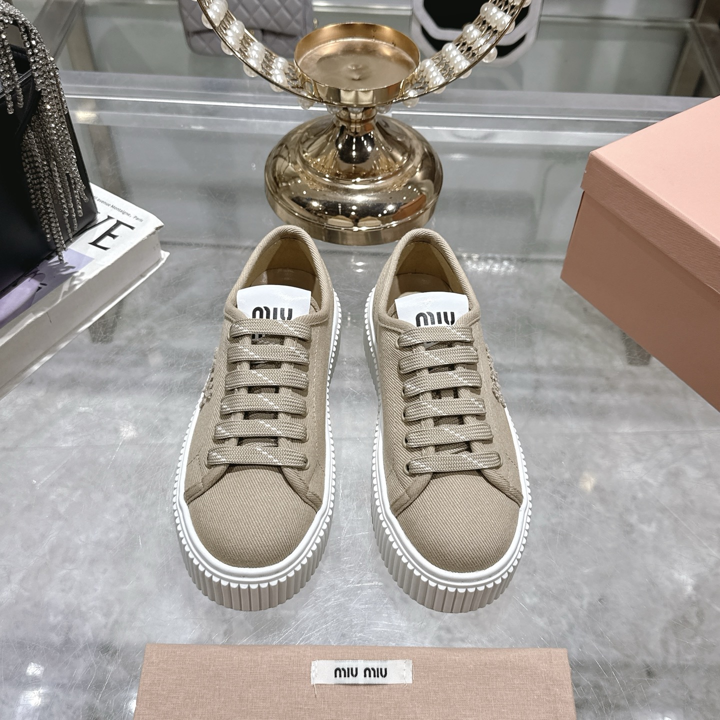 NO:228196,Single shoe slippers 210MiuMiu Spring and Summer Show Cookies Shoes, Thick Sole Shoes, Sports Shoes Simple sports shoe design, highly recognizable tongue, create a Buddhist sweet casual style~~ The aura on the feet is very casual, long skirts, shorts, shorts, wear a unique style~~ Choose high-density canvas surface, cowhide footbed inside, IP foam sole height 4.5cm Size35-40, slippers single shoes, miumiu, sneakers, slippers, skirts, shorts, cowhide19860909单鞋拖鞋210MiuMiu缪缪春夏走秀款饼干鞋,厚底鞋,运动鞋 简约的运动板鞋设计,极具辨识度的鞋舌,打造佛系甜美的休闲风~~上脚气场十足随意搭配,长裙,短裙,短裤,穿出与众不同的风格~~  选用高密帆布面,牛皮垫脚内里,ip发泡大底高度4.5cm Size35—40,拖鞋单鞋,miumiu,sneakers,slippers,skirts,shorts,cowhide,Women's Shoes