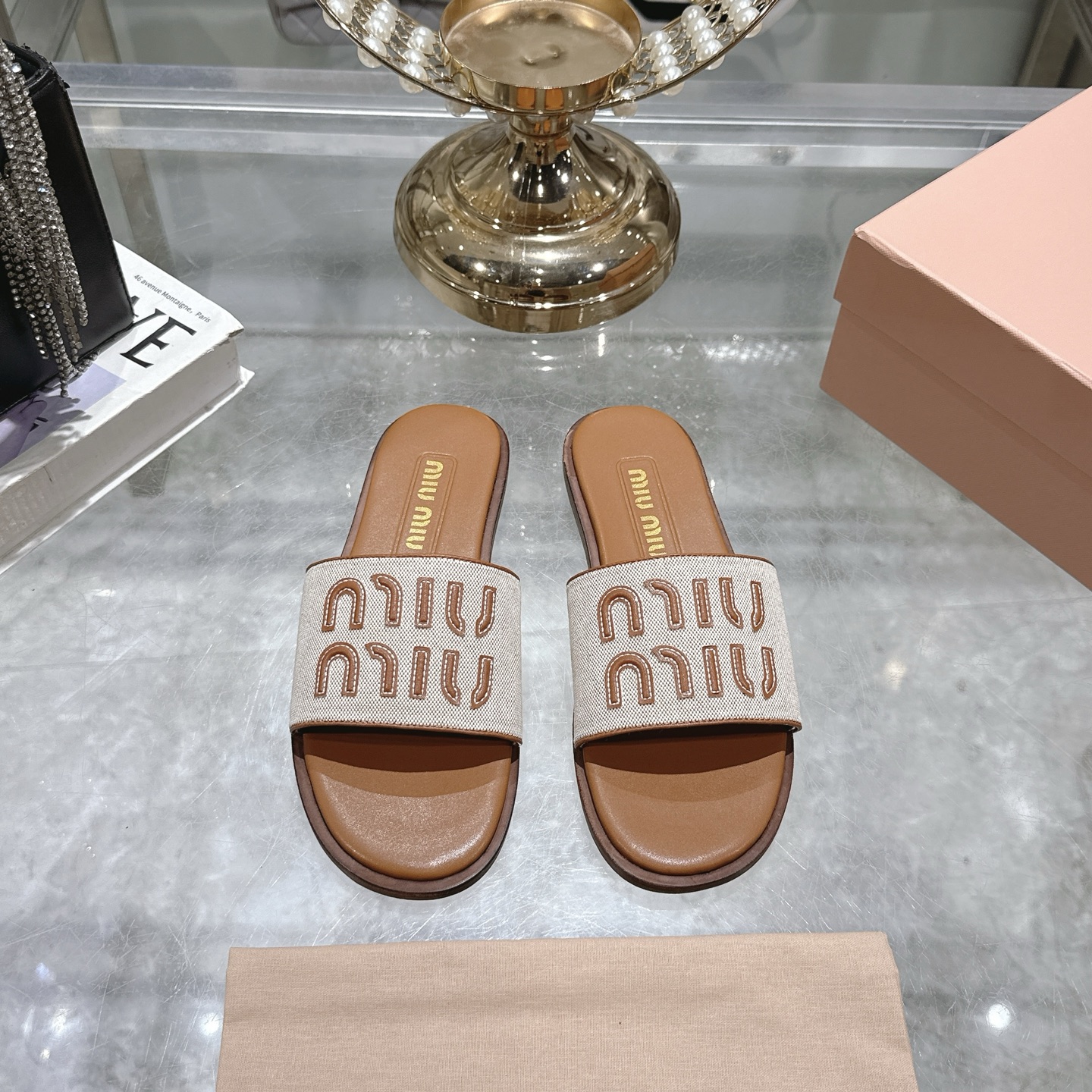 NO:228186,The new Miumiu linen letter logo flat-shelf slippers in early spring. The vacation style is coming. Zp development. Original disassembly. The version of Miumiu letters is really too girly!  How can you miss a pair of versatile and comfortable sandals in summer?  Not only is this slipper designed for simple and elegant, but it is also super comfortable to wear. It is a must-have artifact for summer!  It is perfectly matched with any clothes, a perfect fashion item!  Upper original fabric cowhide edging inner sheepskin sole original genuine leather outsole size 35-39 (40,41 customization without return and exchange), slippers, miumiu, sandals, slippers, cowhide, sheepskin, Leather soles19860909早春新款Miumiu麻布字母logo平底一字拖鞋 妥妥的度假风来袭 Zp开发 原版拆卸 对版缪缪字母 Miu真的太少女啦！ 夏天怎么能少得了一双百搭又舒适的凉鞋呢？这款拖鞋不仅设计简约大方,而且穿起来超级舒服,简直就是夏日必备神器！搭配任何衣服都毫不违和,妥妥的时尚单品！ 鞋面原版布料牛皮包边 内里羊皮 鞋底原版真皮大底 码数35-39（40,41定制不退换货）,拖鞋,miumiu,sandals,slippers,cowhide,sheepskin,Leather soles,Women's Shoes