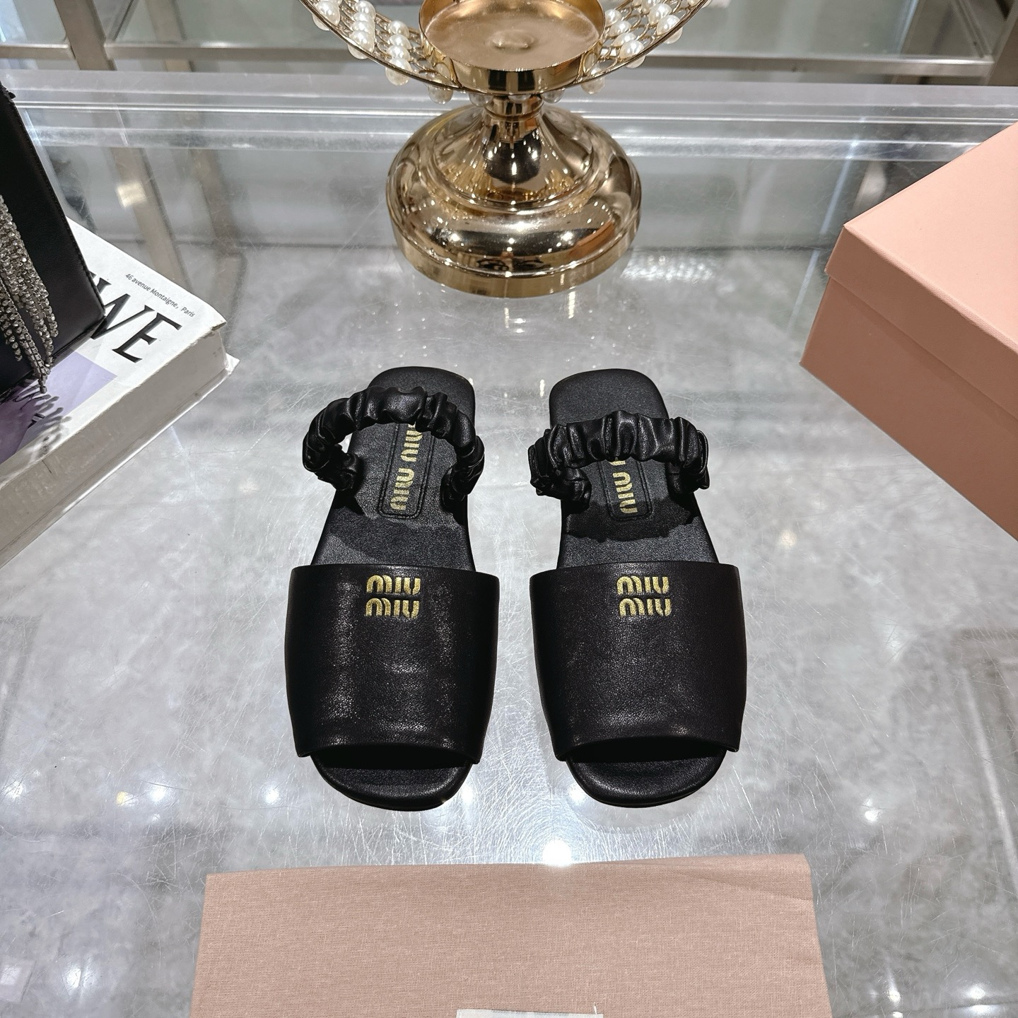 NO:250084,Miu's new elastic flat sandals, super soft, comfortable and easy to wear shoes, super comfortable and comfortable to wear, must-have for lazy people, soft, versatile and age-reducing, must-have items, upper lambskin, inner footbed sheepskin, original open molded sole, size 35-39 (customized for 40), sandals, miumiu, sandals, sheepskin19860909miu新款松紧带平底凉鞋 超柔软舒适超好穿的鞋子 上脚超级舒服 懒人必备 软绵绵 百搭又减龄 必入单品 鞋面小羊皮 内里垫脚羊皮 原版开模大底 尺码35-39（40定做）,凉鞋,miumiu,sandals,sheepskin,Women's Shoes