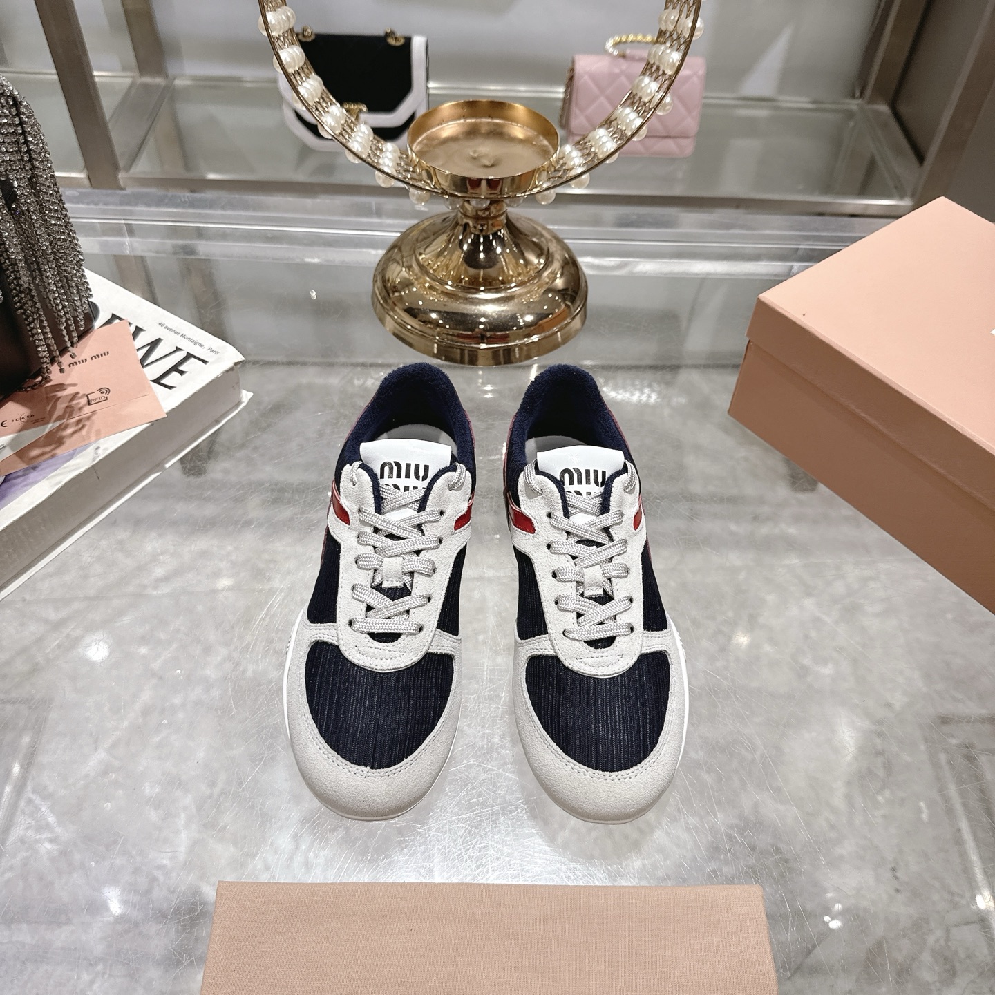 NO:250636,Couple style women's style men's style exclusive first launch miumiu breathable mesh casual shoes spring and summer new British style lace MiuMiu show craftsmanship comes from the details of Miu Miu series New season multi-color color patchwork trend elements 1 Pay attention to the original color. The concept of the love at this moment is diverse and contradictory, conveying the modern style~ It looks good no matter how you wear it this summer fashionista favorite, it looks not very comfortable, it is super comfortable to put on the foot, imported fabric, breathable mesh inner towel cloth, cowhide mat, outsole rubber sole, size women's size 35-40, men's size: 38-44, casual shoes/sports shoes, miumiu, sneakers, cowhide19860909情侣款女款男款代购级别独家首发miumiu缪缪透气网布休闲鞋春夏新款英伦风系带MiuMiu秀场工艺来自Miu Miu系列的细节特写 新季多色 拼色拼接潮流要素一 注意原版色哟 与此刻挚爱的概念,多元对撞,传达现代风格~ 怎么穿都好看今夏时髦精最爱 看起来不怎么舒服 上脚超级舒服 面料进口对版透气网布 内里毛巾布里 牛皮垫 大底橡胶底 码数女码35-40 男码: 38-44,休闲鞋/运动鞋,miumiu,sneakers,cowhide,Women's Shoes