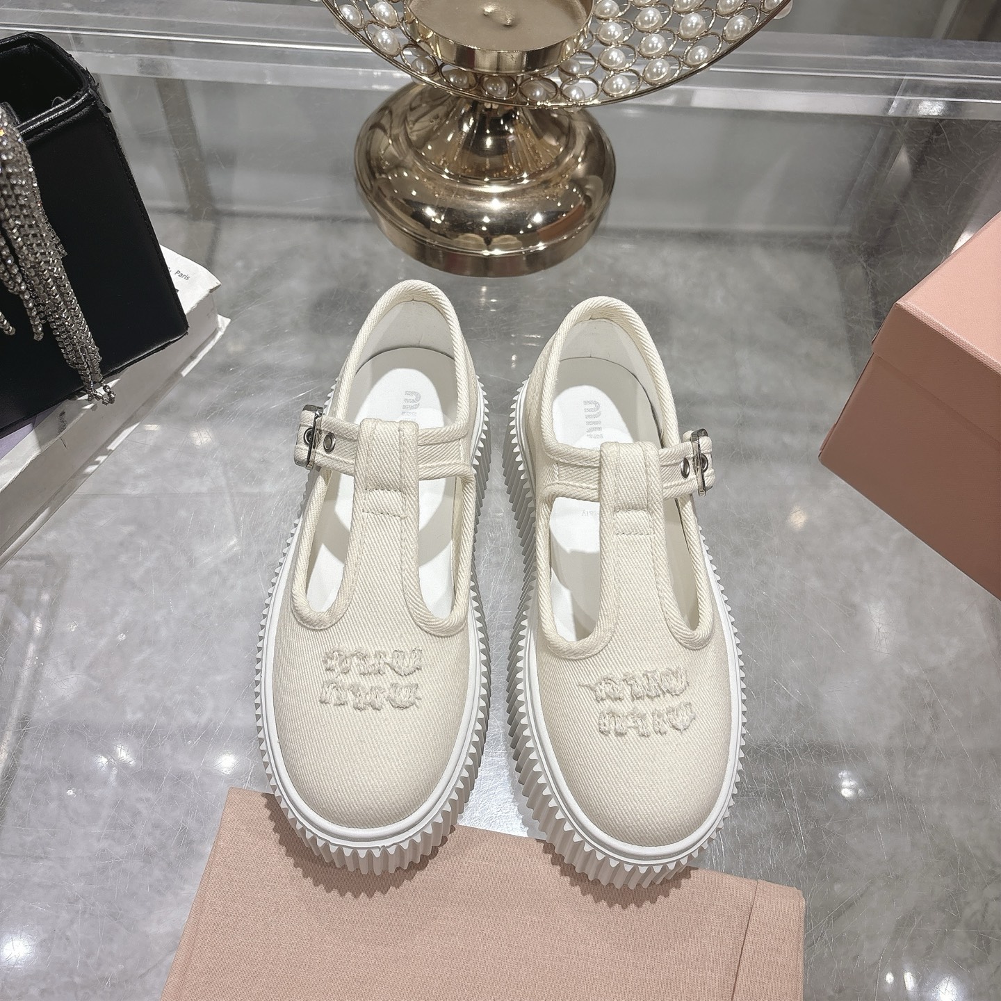 NO:240046,Purchase grade MiuMiu 2025 new ** thick-soled white shoes canvas casual sneakers original purchase and development Made of goods Timeless denim draws charming Miu Miu style, and the instep buckle design creates new sneakers. It creates exquisite contrast and adds iconic elements. The thick-soled design defines avant-garde modern style Fabric: Original custom imported canvas material Inner: Original custom imported canvas material Outsole: Original mold opening ultra-light non-slip sole Sole thickness: 4.5CM Size: 35-40 (40 custom made no return or exchange), casual shoes/sports shoes, miumiu, sneakers19860909代购级MiuMiu缪缪 2025新款**厚底小白鞋 帆布休闲运动鞋 原版购入开发 做货 隽永丹宁汲取迷人Miu Miu风格,脚背一字带扣设计造就新款运动鞋.造精致对比,平添标志性元素.厚底设计定义前卫的现代风格 面料: 原版定制进口帆布材质 内里: 原版定制进口帆布材质 大底: 原版开模超轻防滑大底 底厚: 4.5CM Size: 35-40(40定做不退换),休闲鞋/运动鞋,miumiu,sneakers,Women's Shoes